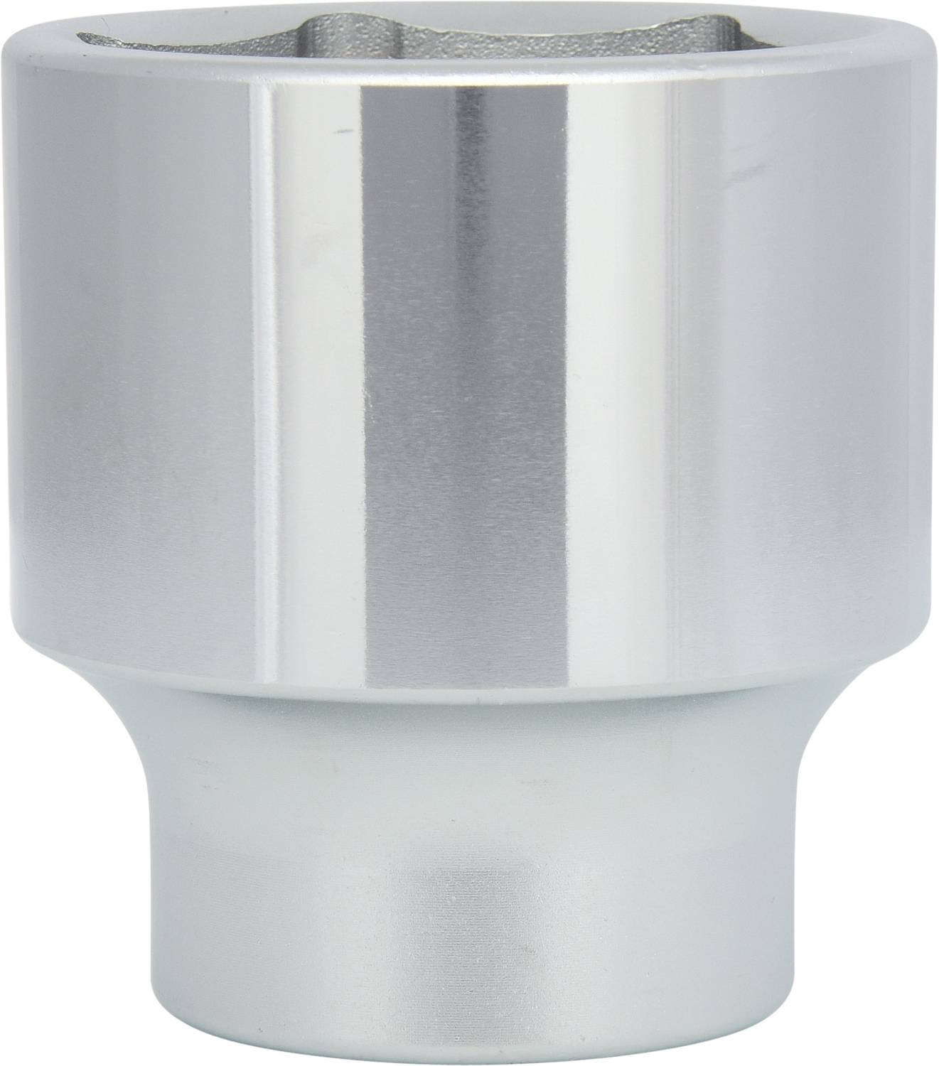 Ein silberner Steckschlüssel-Aufsatz aus Metall mit einem sechseckigen Innenprofil. Verwendet zum Lösen und Anziehen von Schraubenmuttern.