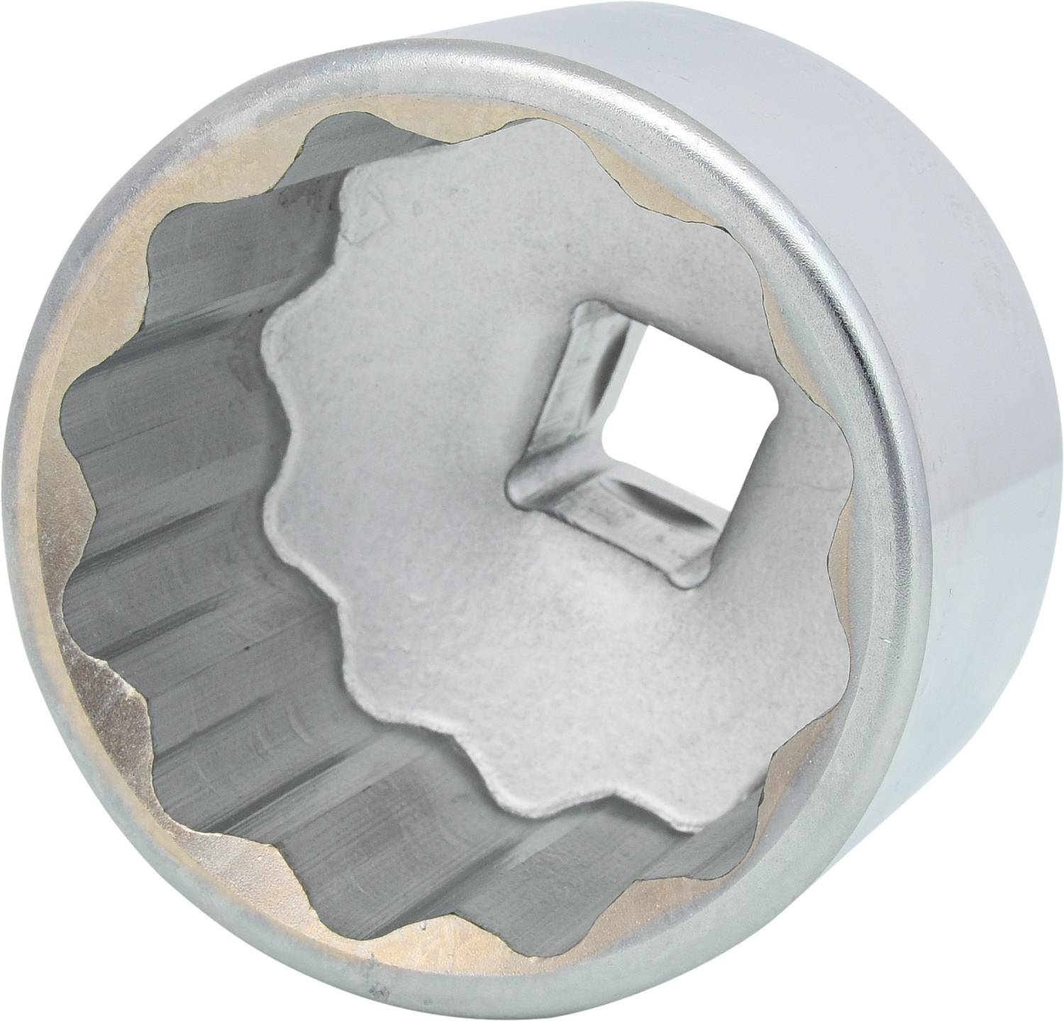 Ein silberner Steckschlüsselaufsatz mit innenliegenden Rillen und quadratischer Öffnung in der Mitte, verwendet für Schraubarbeiten.