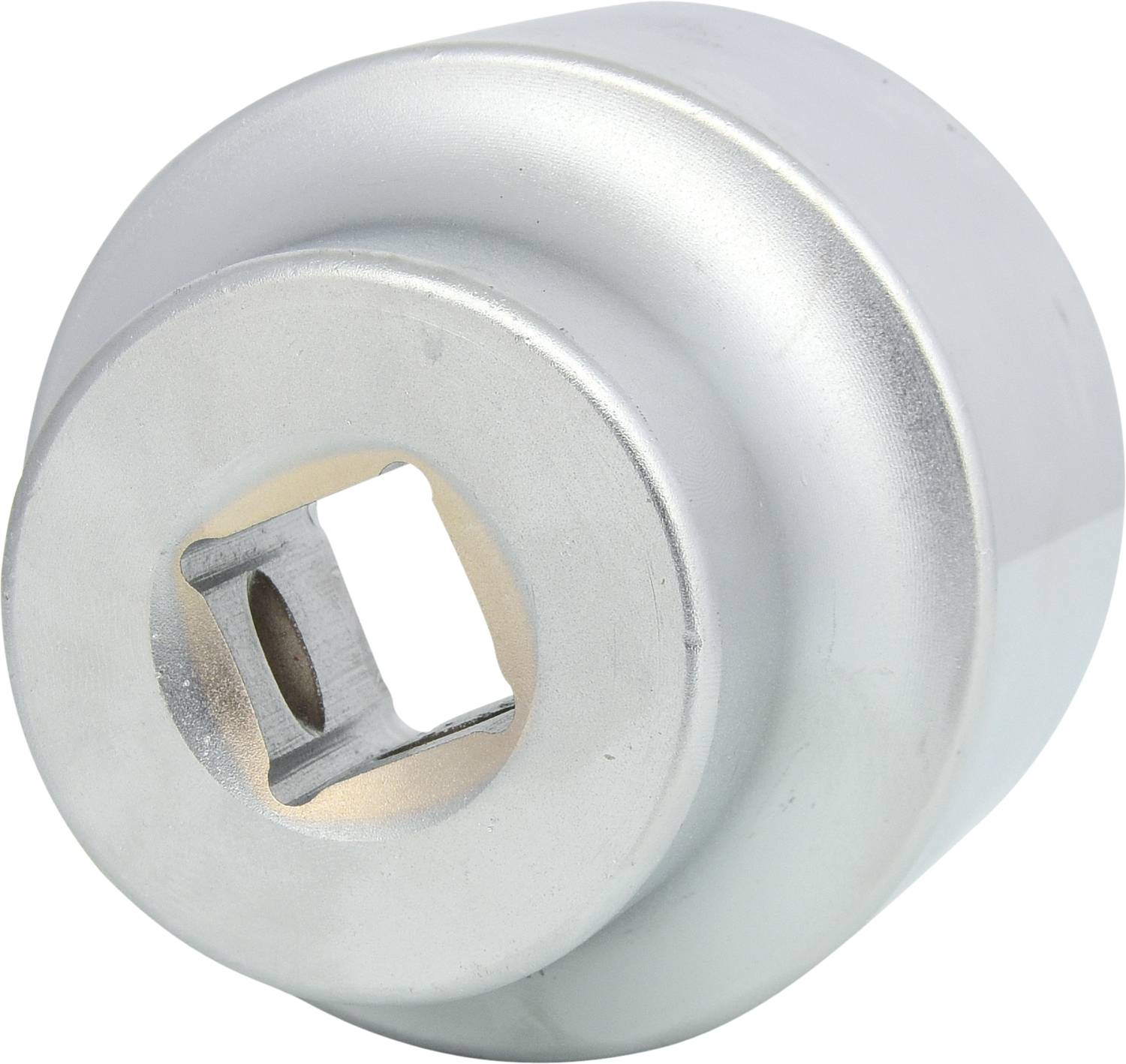 Rundes silbernes Metallobjekt mit quadratischem Loch in der Mitte, möglicherweise ein Werkzeugteil oder Maschinenelement.