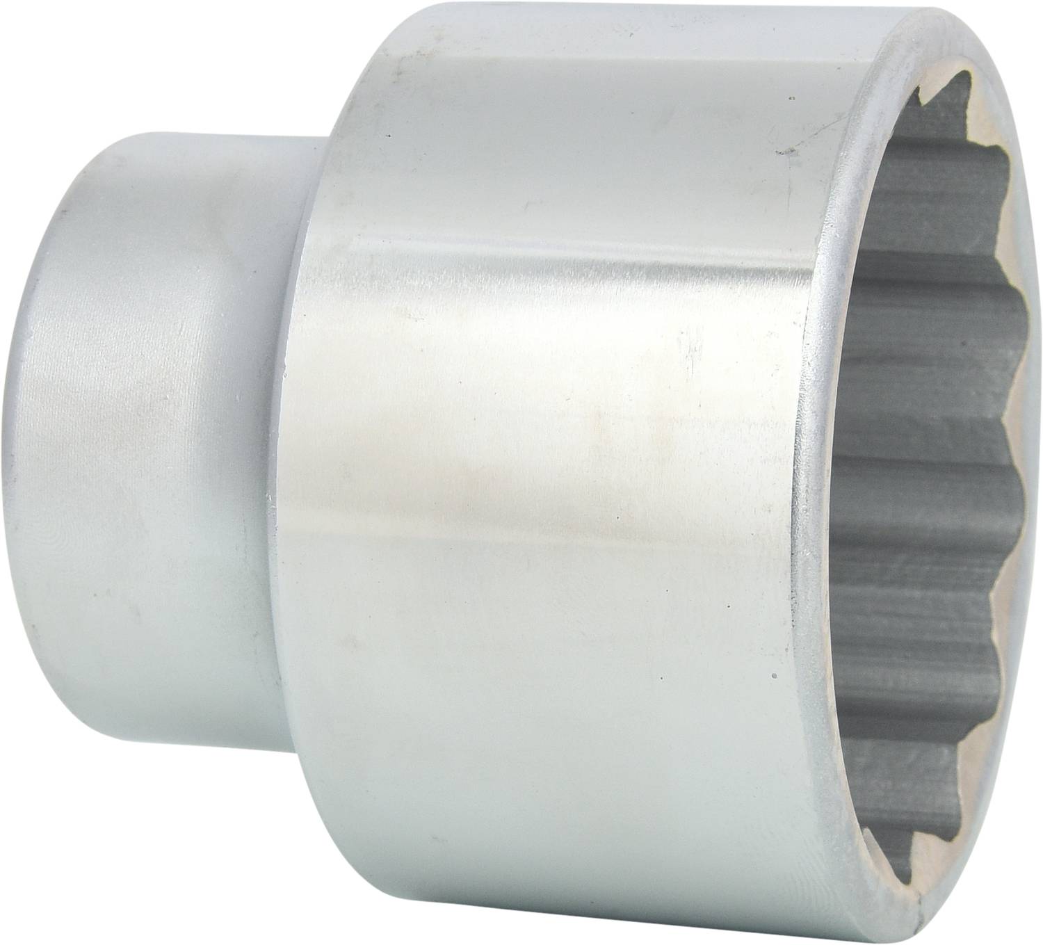 Metallische Stecknuss mit zylindrischer Form und gezahntem Innenbereich. Verwendet für mechanische Werkzeuge und Maschinenwartung.