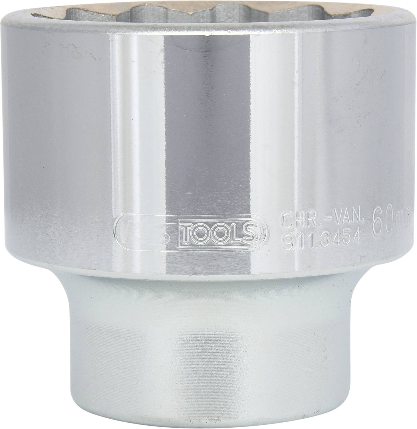 Großer silberner Steckschlüsselaufsatz aus Metall mit markierter Größe und Herstellerlogo an der Seite.