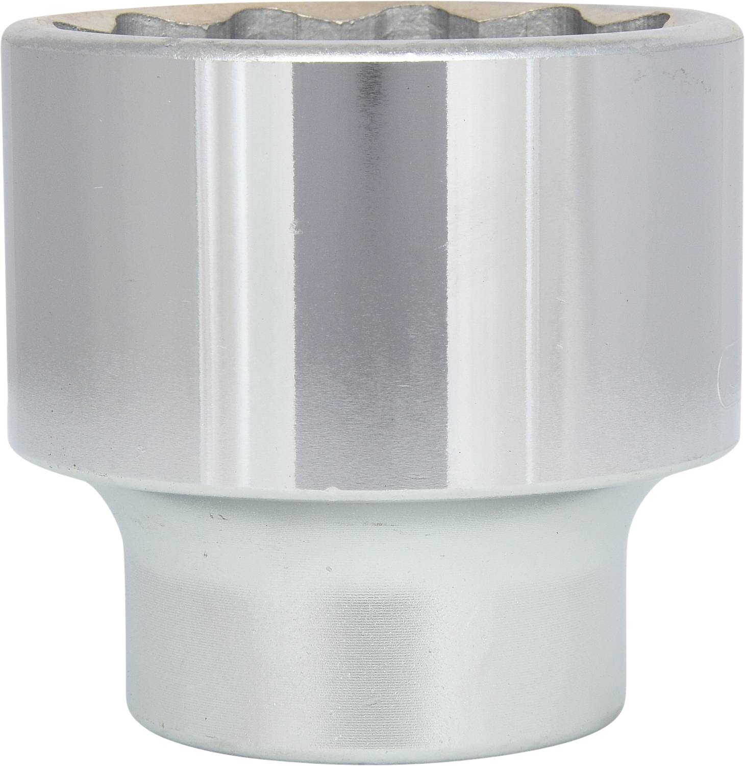 Silberne Metallbuchse, möglicherweise Werkzeugteil, zylindrische Form mit offenem Ende und geriffelten Kanten.