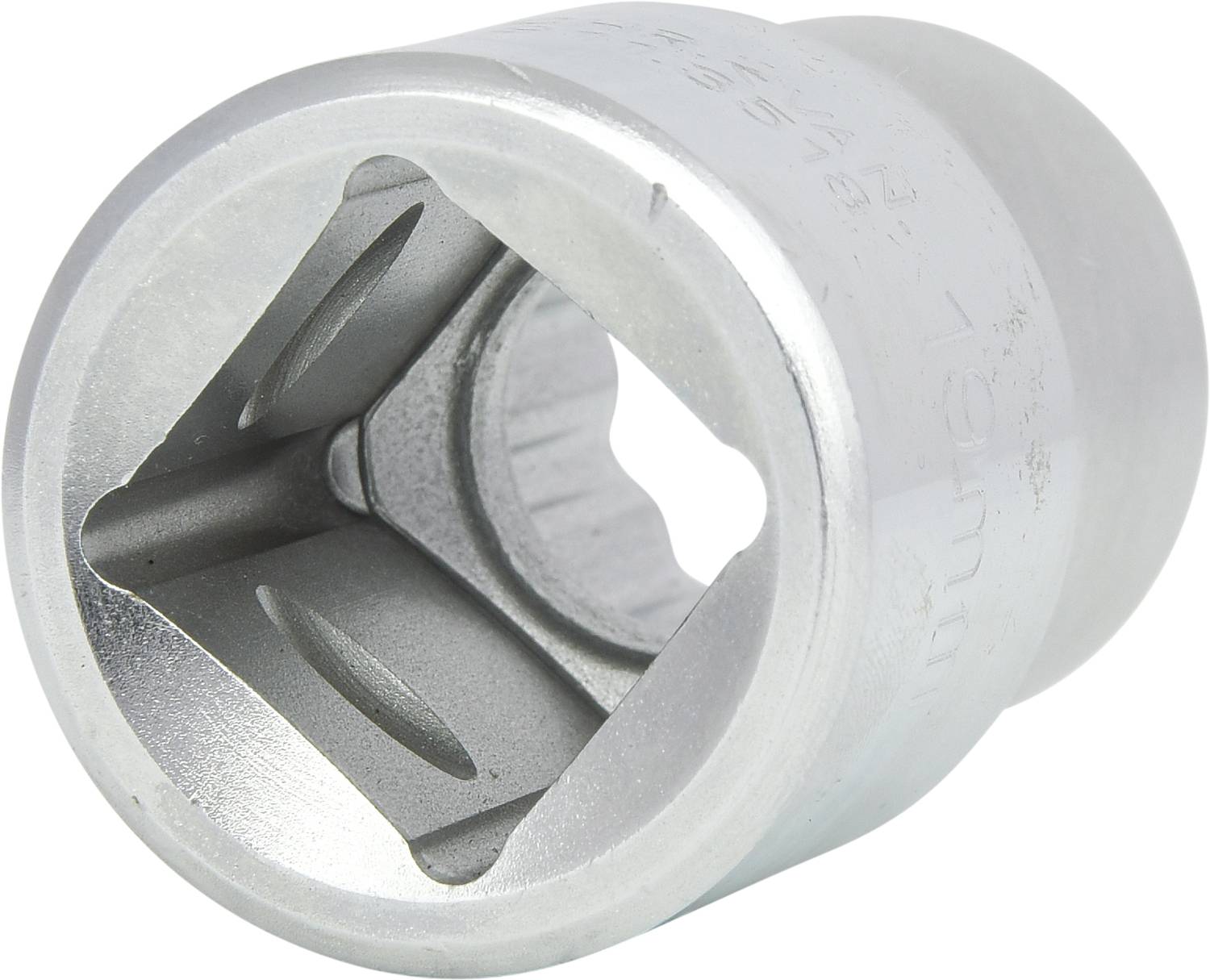 Metalladapter mit mehreren Schlitzen und einem quadratischen Hohlraum, vermutlich ein Teil von Maschinen- oder Fahrzeugtechnik.