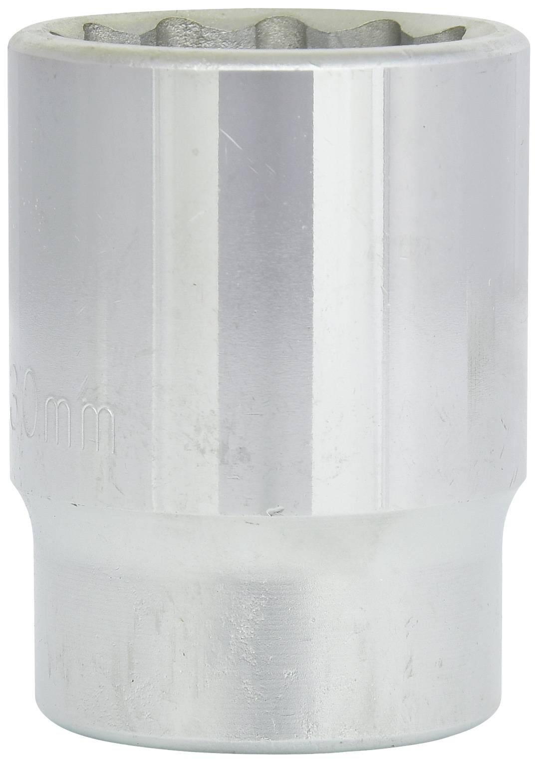 Eine metallische Steckschlüssel-Nuss, glänzend silber, von oben betrachtet. Werkzeug zur Nutzung mit Ratschen oder Schraubenschlüsseln.