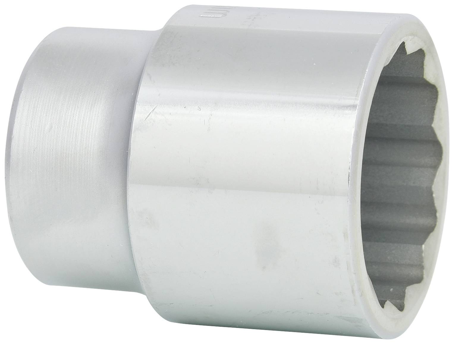 Ein silberner Steckschlüssel aus Metall, zylindrische Form mit gezacktem Innenrand, zur Befestigung an Muttern und Schrauben.