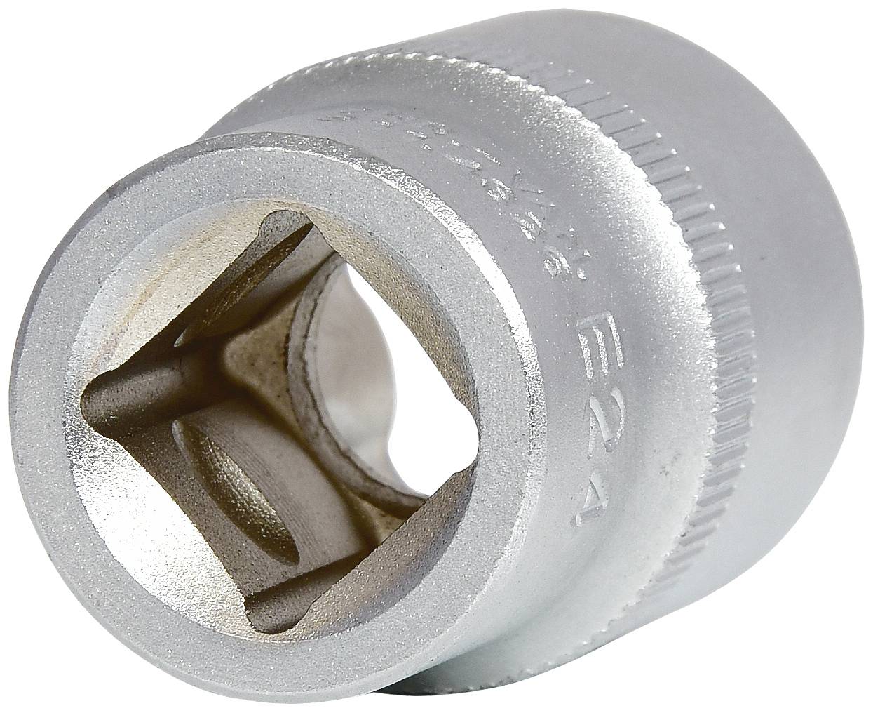 Eine silberne Stecknuss für Schraubenschlüssel, auf weißem Hintergrund platziert.