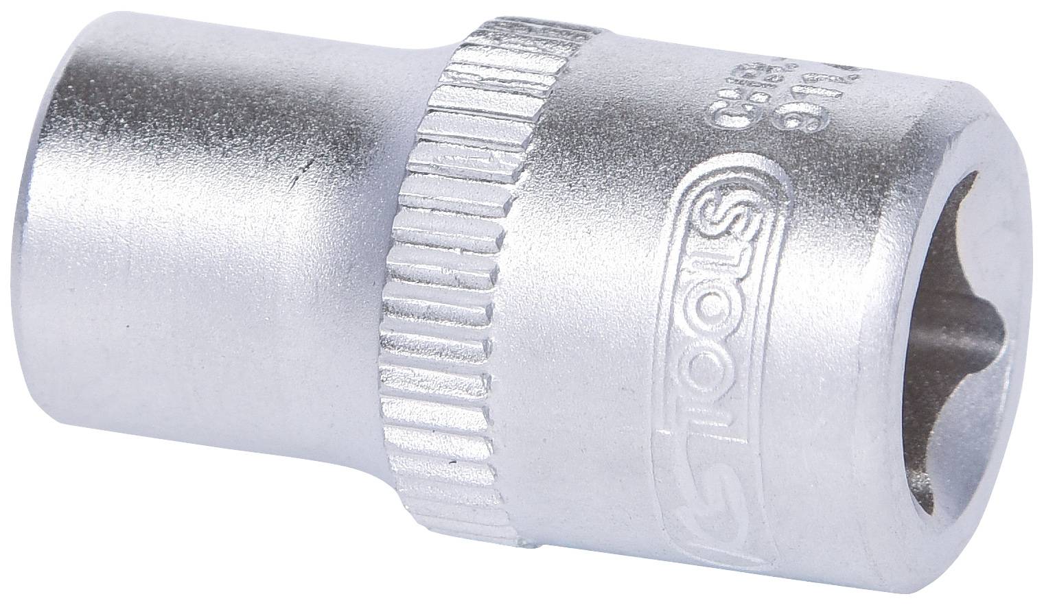 Eine silberne Sechskantstecknuss mit geriffeltem Abschnitt und eingeprägtem Logo. Werkzeug zur Befestigung von Schrauben und Muttern.