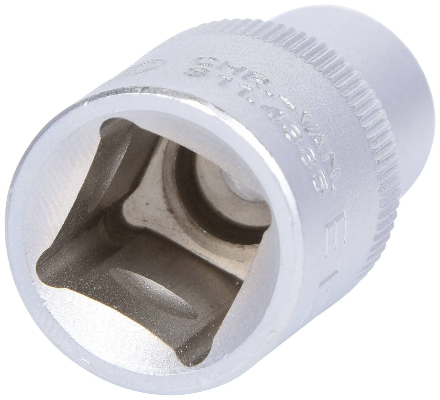 Eine silberne Stecknuss mit quadratischer Öffnung, die an Ratschen für mechanische Arbeiten eingesetzt wird.