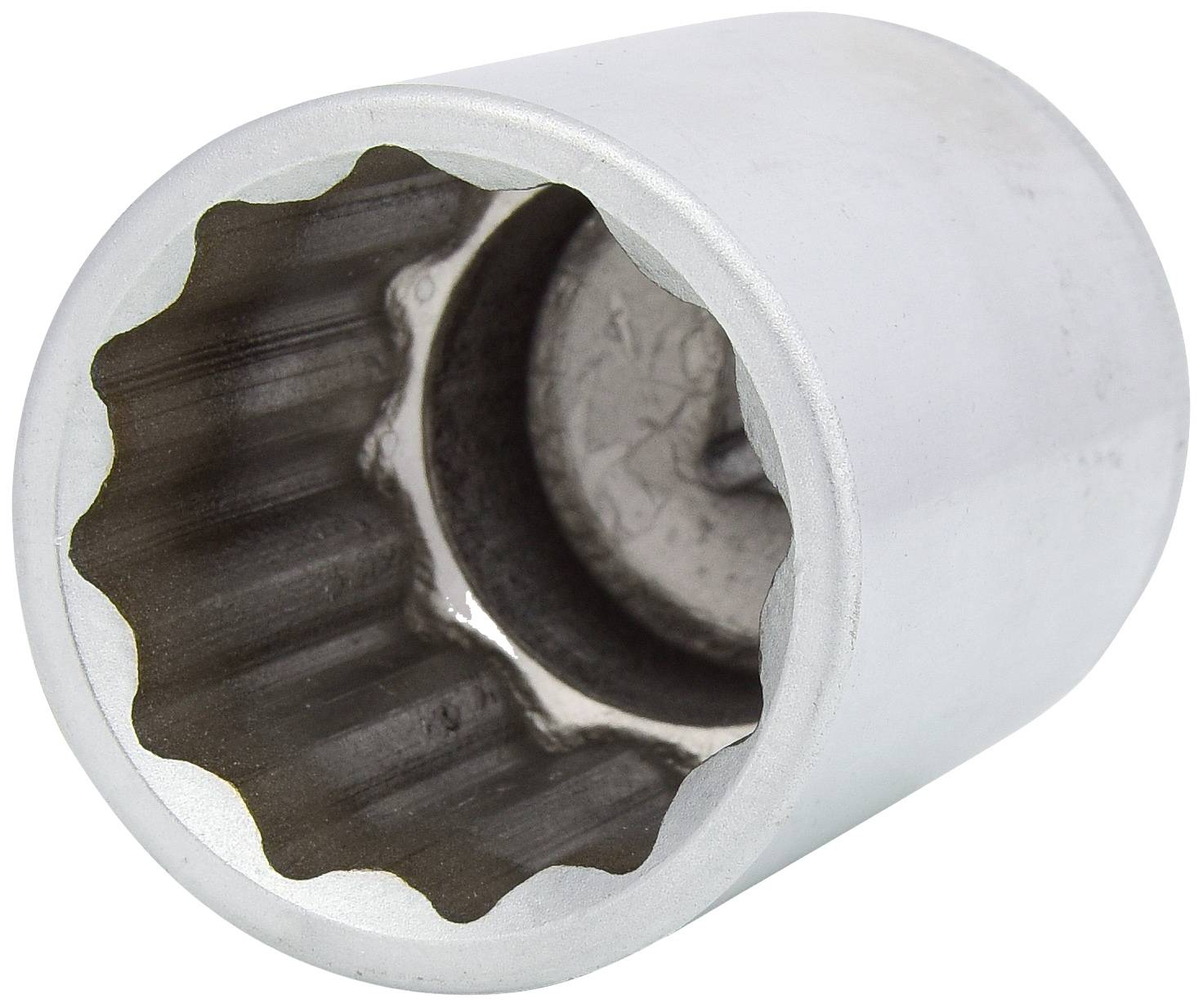 Metallischer Steckschlüsselaufsatz von vorne betrachtet, zylindrisch mit gezacktem Innenrand, für Werkzeugeinsatz geeignet.