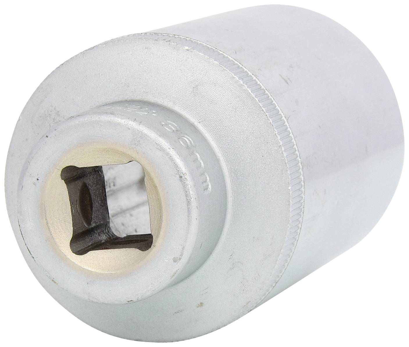 Eine silberne Stecknuss, die in einem Steckschlüsselsatz verwendet wird, mit einem quadratischen Anschluss in der Mitte.