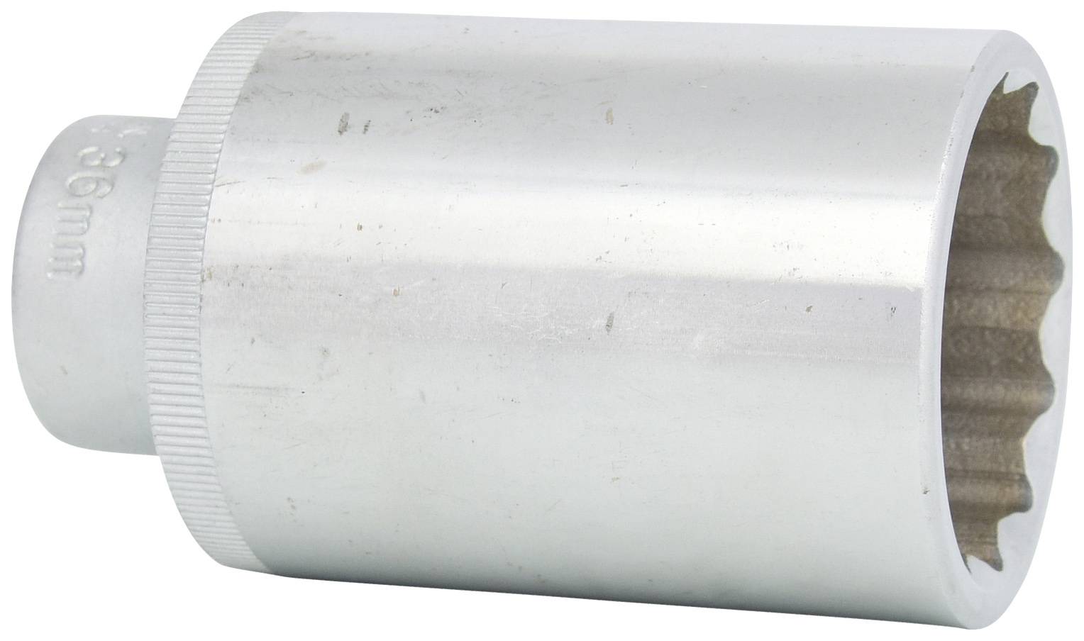 Ein verchromter Steckschlüssel, hauptsächlich zylindrisch, mit einer geriffelten Oberfläche und einer Größe von 36 mm, liegt auf einer weißen Oberfläche.