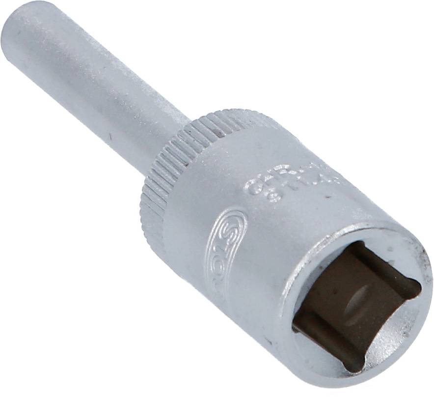 Ein silberner Steckschlüssel mit verlängertem Griff, häufig verwendet für die Montage oder Demontage von Schrauben in schwer zugänglichen Bereichen.