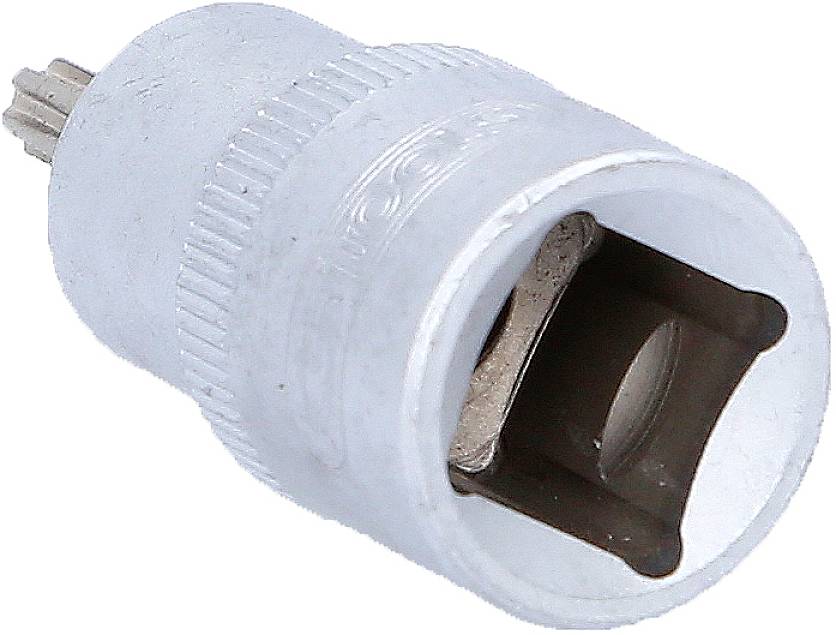 Ein silberner Steckschlüsselaufsatz, der oben geriffelt ist und quadratische Öffnungen zum Einsatz mit einem Ratschenwerkzeug hat.