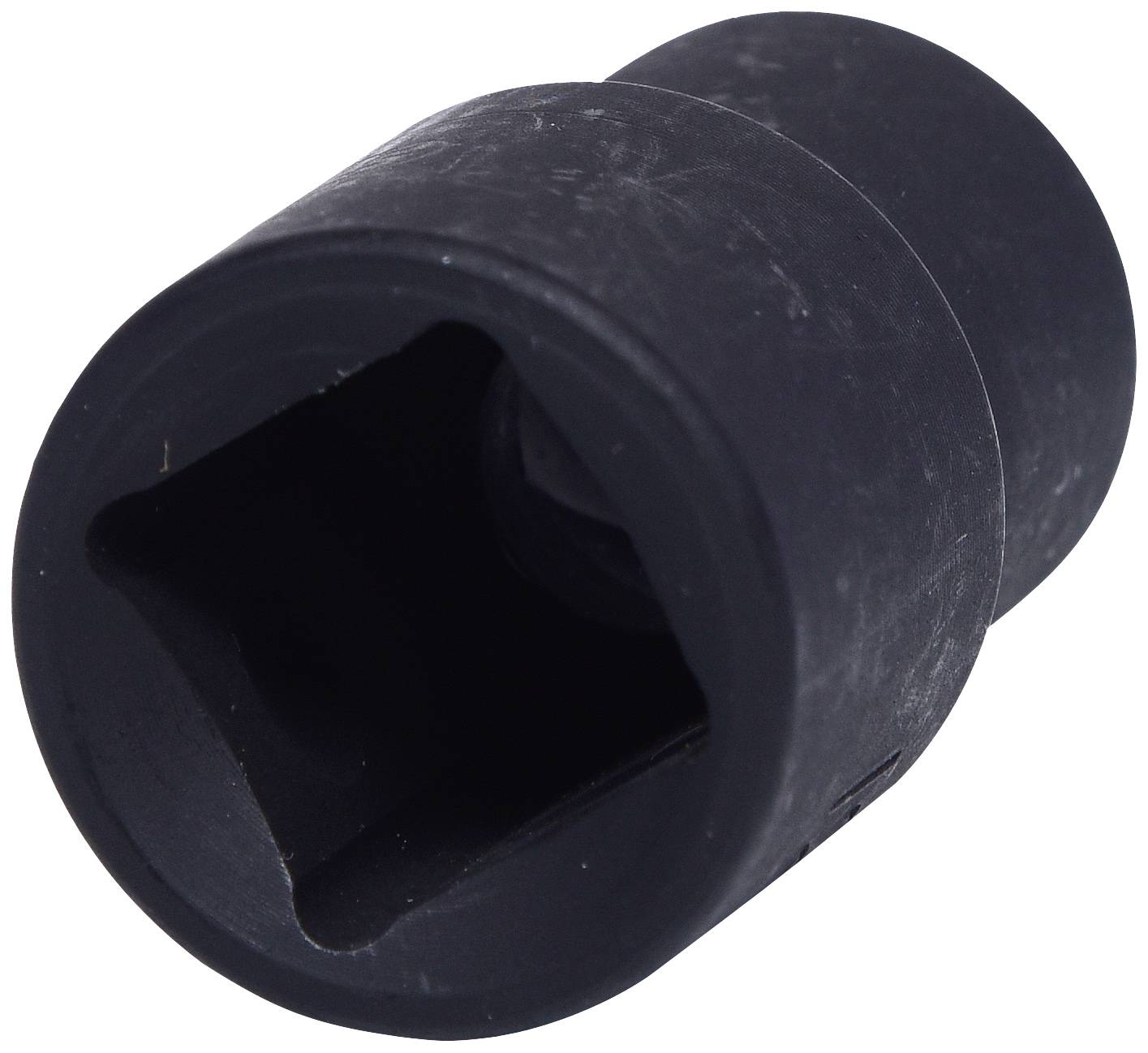Schwarzer, zylindrischer Adapter mit quadratischer Öffnung, vermutlich für Werkzeug.
