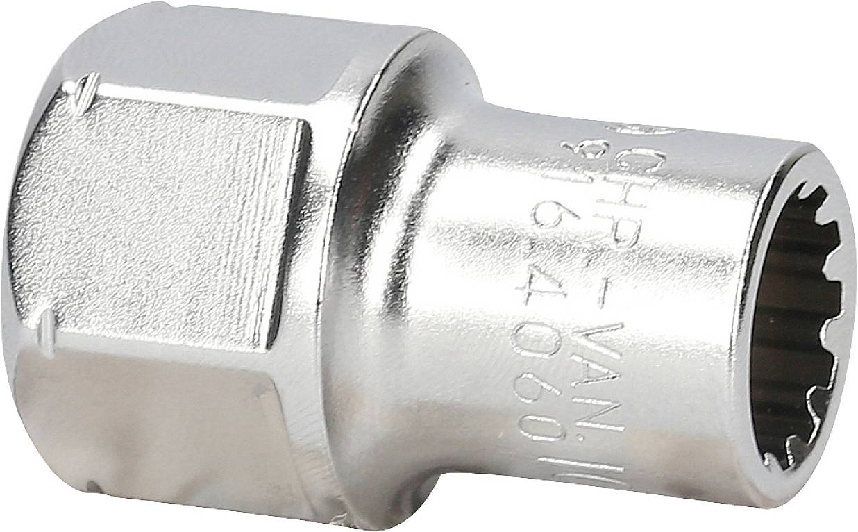 Ein verchromter Schraubenschlüsseladapter, sechseckige Form auf der linken Seite, zahnförmige Öffnung auf der rechten Seite. Beschriftung mit Zahlen.