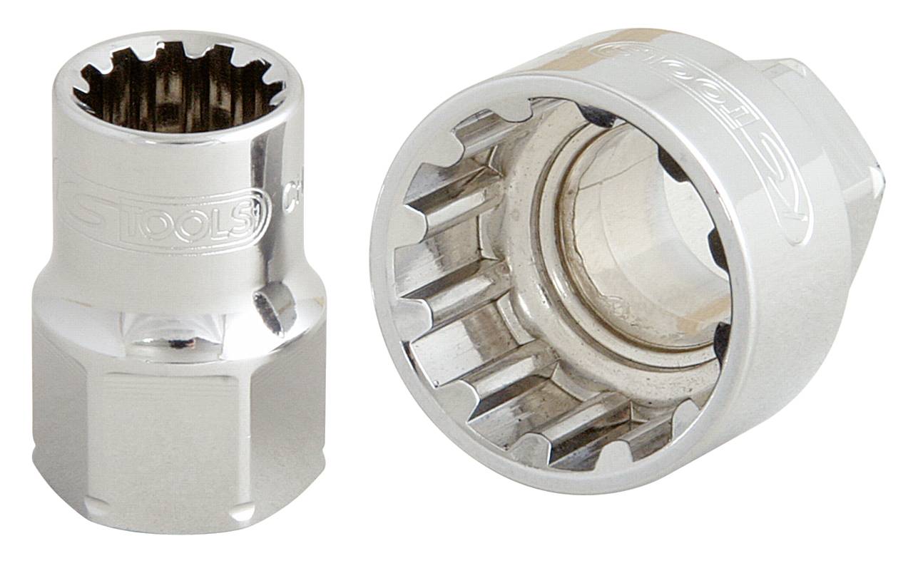 Zwei metallische Stecknüsse; links eine kleinere mit geriffeltem Innenraum, rechts eine größere. Beide Werkzeuge glänzen silbern.