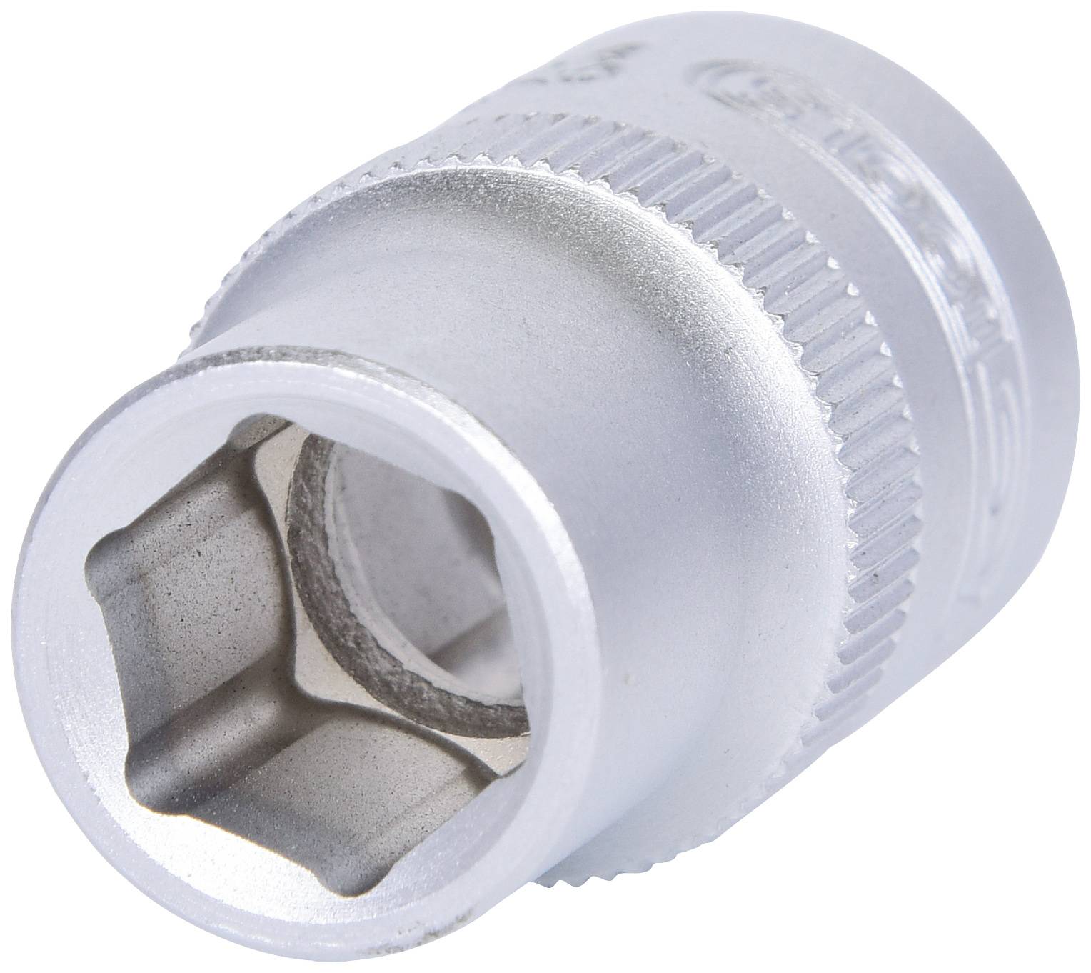 Eine silberne Stecknuss mit sechseckiger Öffnung, zur Verwendung mit einem Steckschlüssel. Sie ist aus Metall und hat geriffelte Kanten.