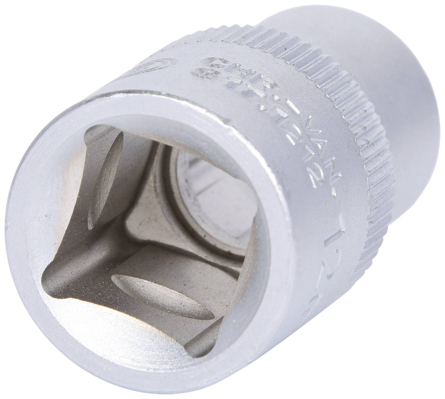 Metallische Stecknuss mit geriffeltem Rand und vierkantiger Aufnahme, verwendet für Schraubenschlüssel zur Befestigung von Muttern.