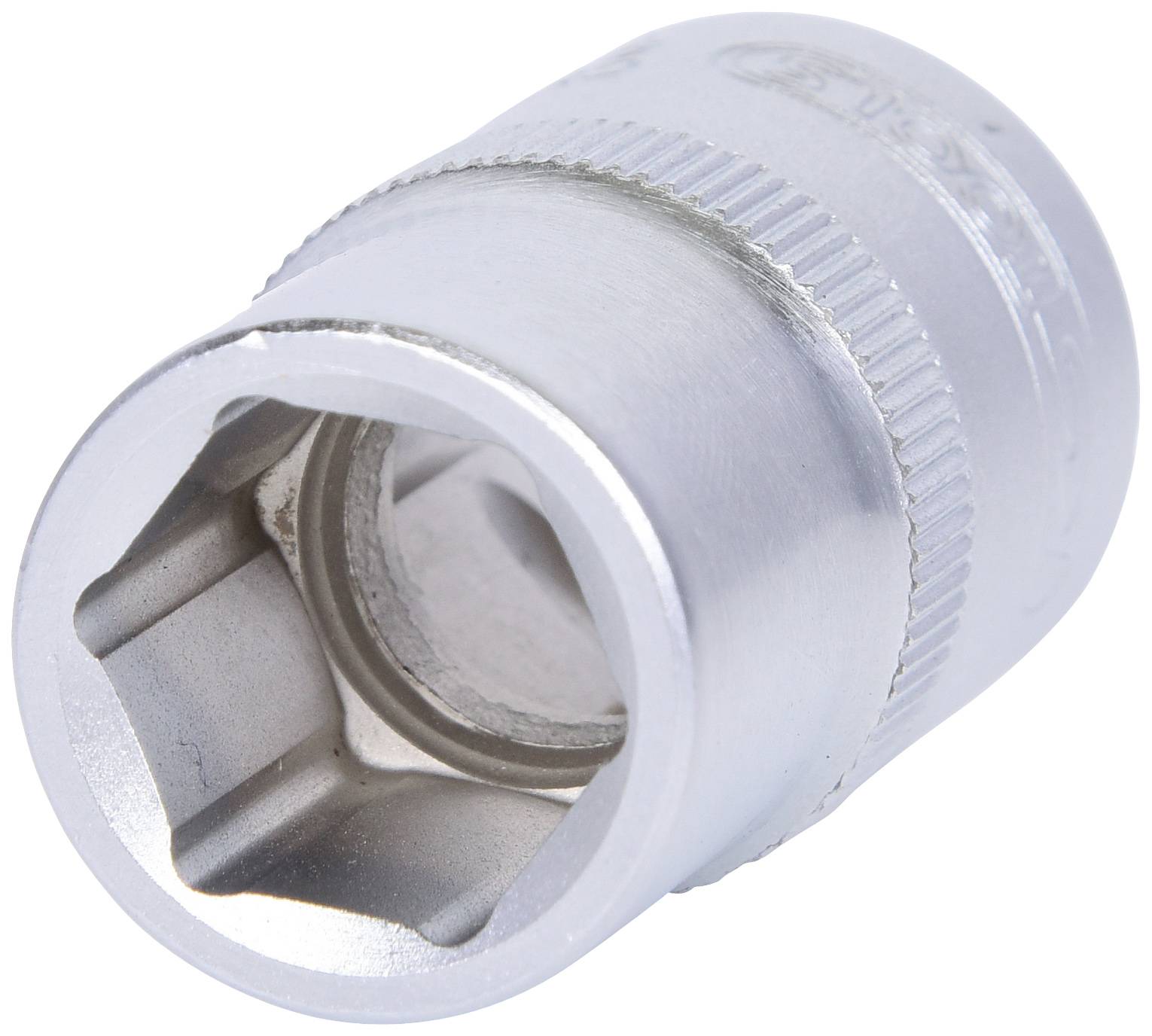 Ein silberfarbener Steckschlüssel-Aufsatz mit einem sechskantigen Innenprofil, verwendet zum Festziehen oder Lösen von Schrauben und Muttern.