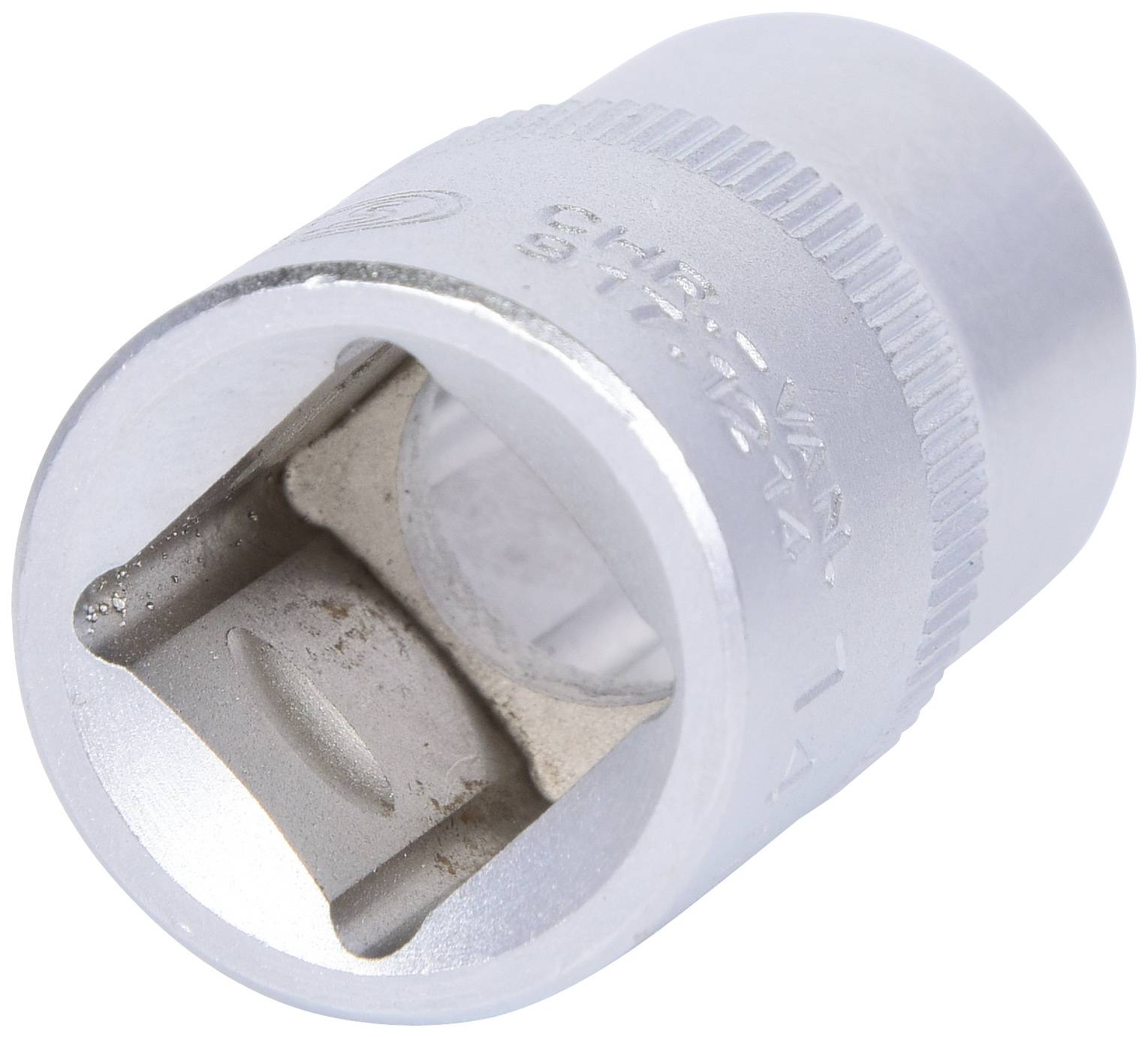 Eine silberne Stecknuss mit geprägten Markierungen an der Seite, die Werkzeuggröße und Spezifikationen anzeigen. Werkstattkontext.