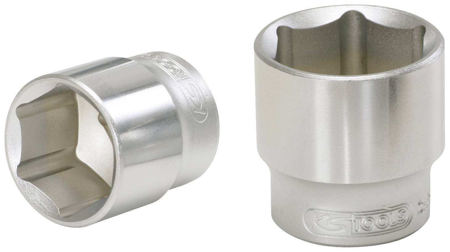 Zwei silberne Steckschlüsseleinsätze aus Metall, nebeneinander auf einer weißen Oberfläche platziert.