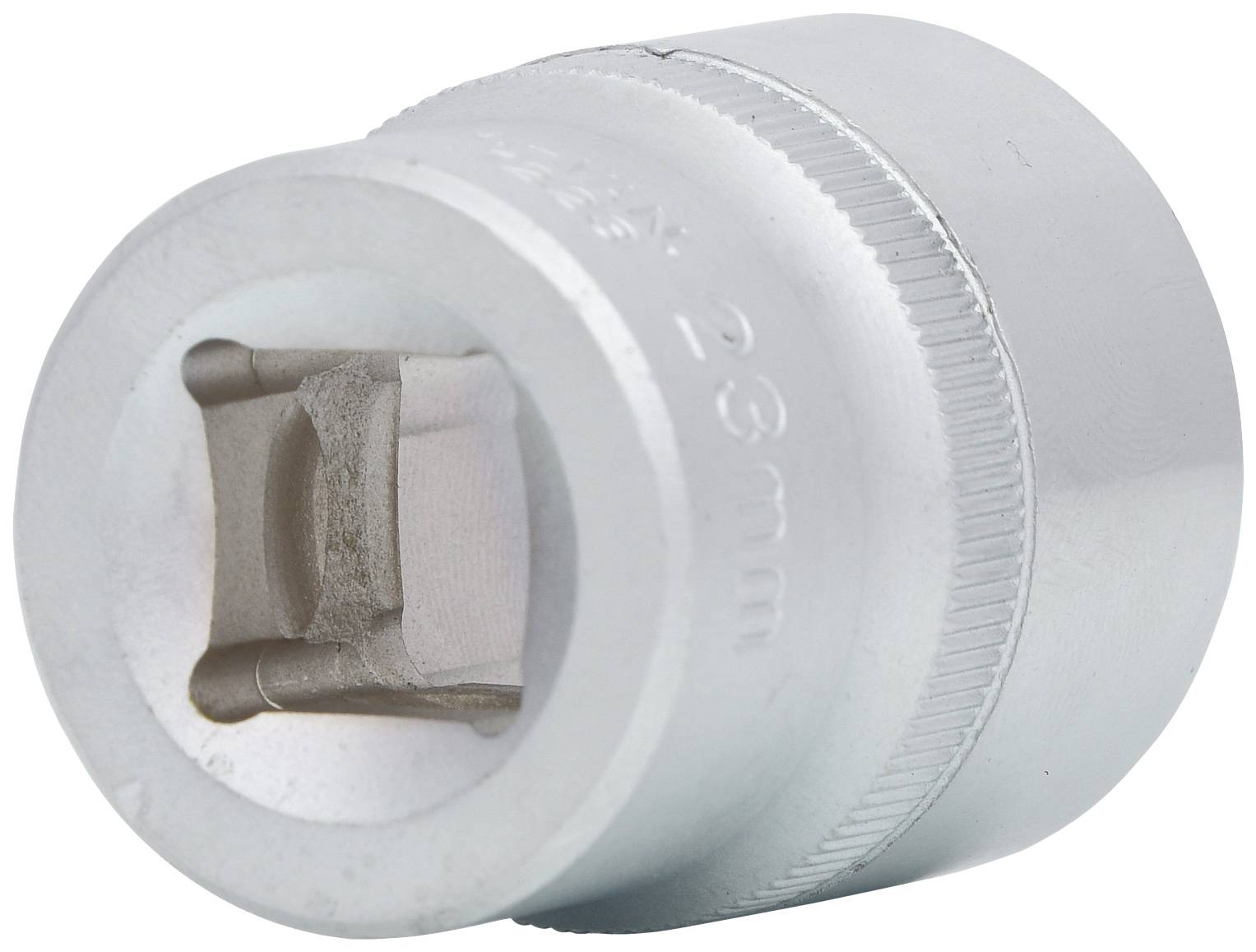 Eine silberne Stecknuss mit einer Sechskant-Öffnung und der Gravur '23 mm' an der Seite, verwendet für Werkzeuge zur Befestigung.