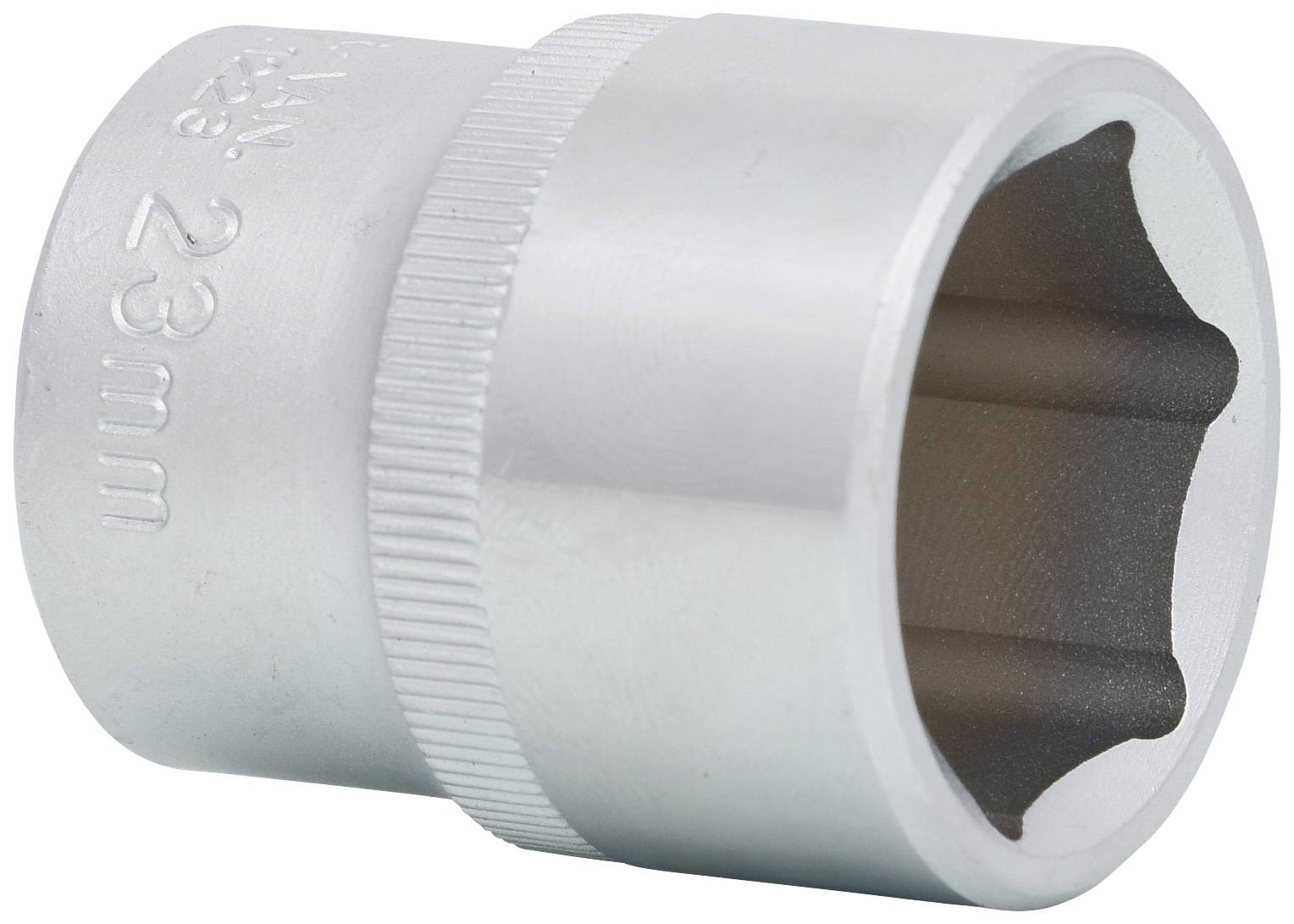 Ein silberfarbener Steckschlüssel mit 23 mm Größe, geeignet für Sechskantmuttern und -schrauben, liegt auf einer weißen Oberfläche.