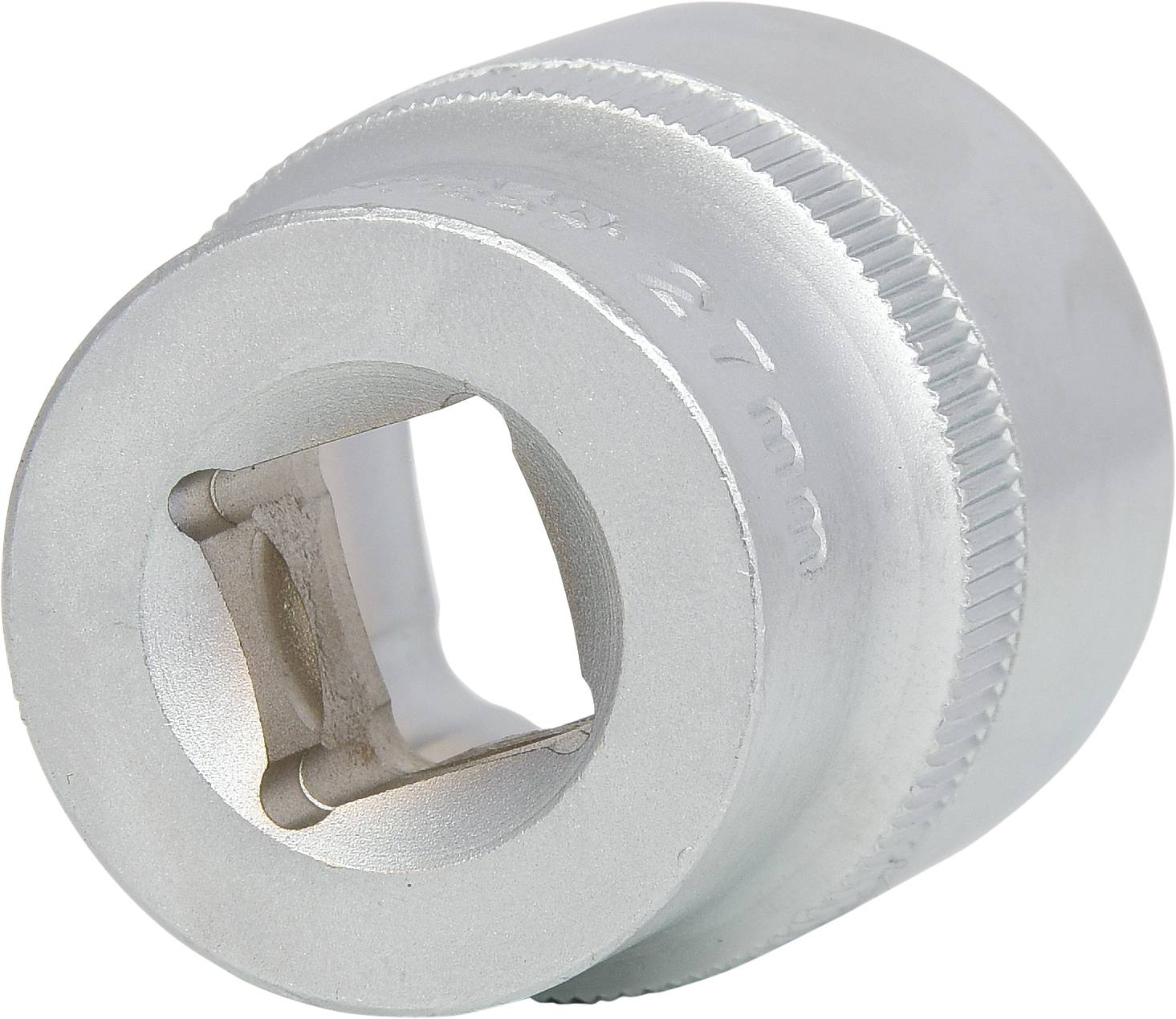 Eine silberne Stecknuss mit geriffeltem Rand und quadratischer Öffnung, Metalloberfläche, verwendet für Schraubverbindungen.