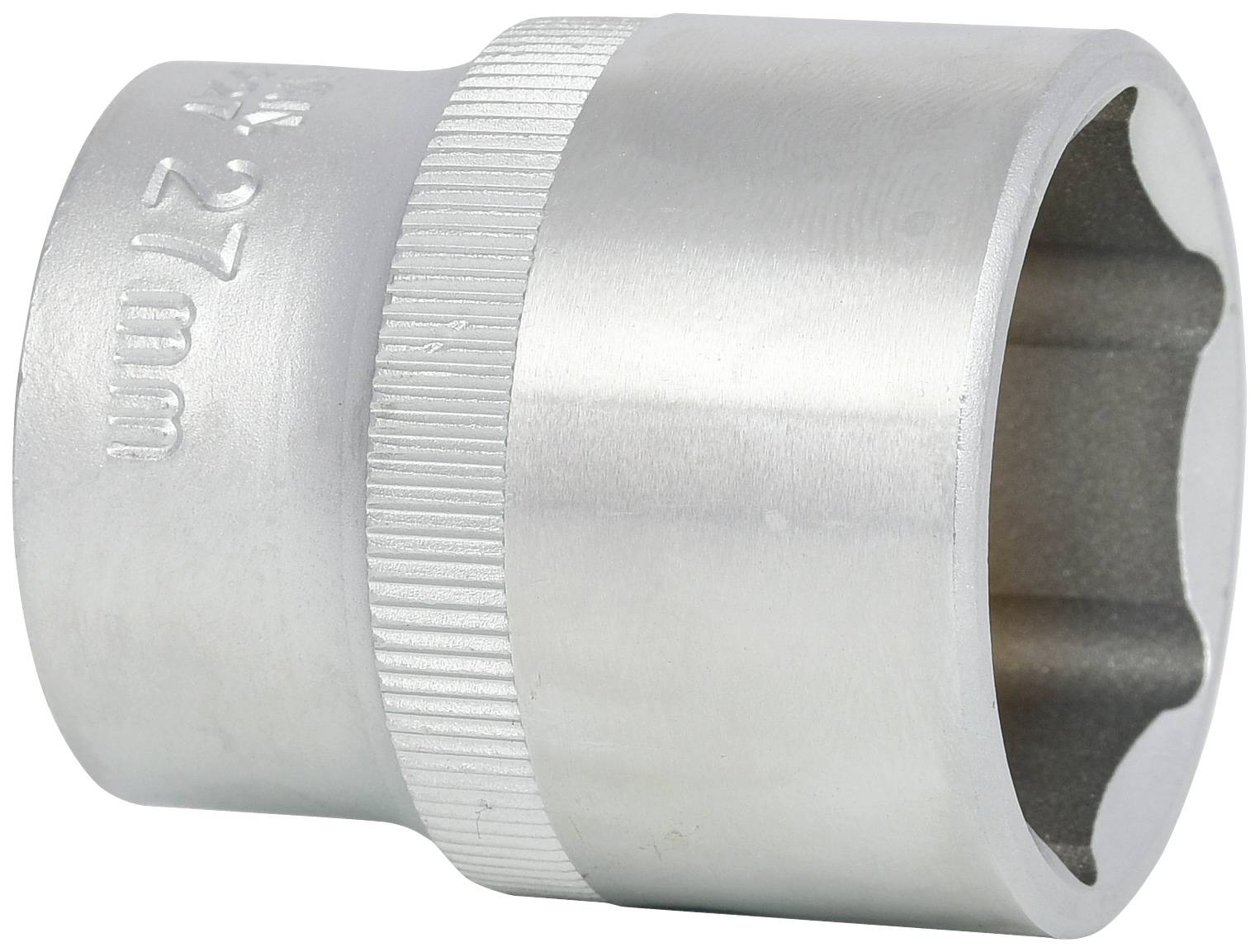 Ein silberner Steckschlüssel mit eingeprägter Zahl '27mm', zeigt die Größe des Werkzeugs zur Verwendung mit einer Ratsche.