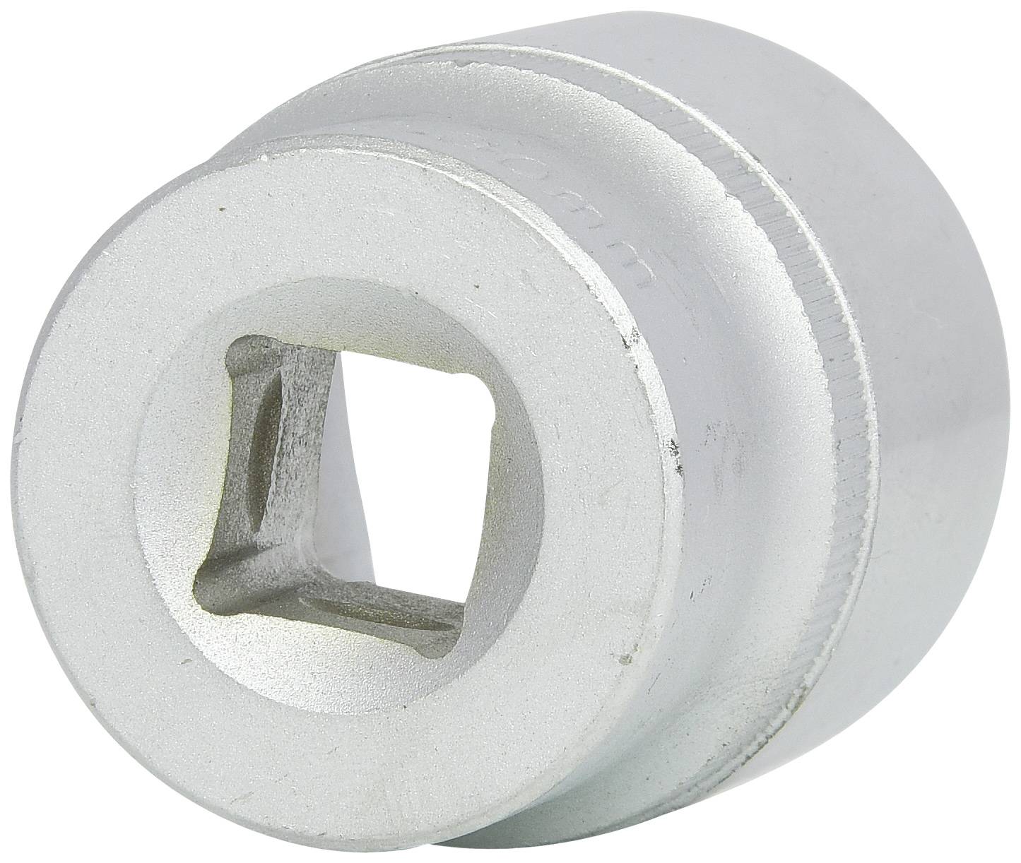 Eine silberne Stecknuss aus Metall für Schraubwerkzeuge. Sie hat eine quadratische Öffnung zur Befestigung an einem Drehmomentschlüssel.