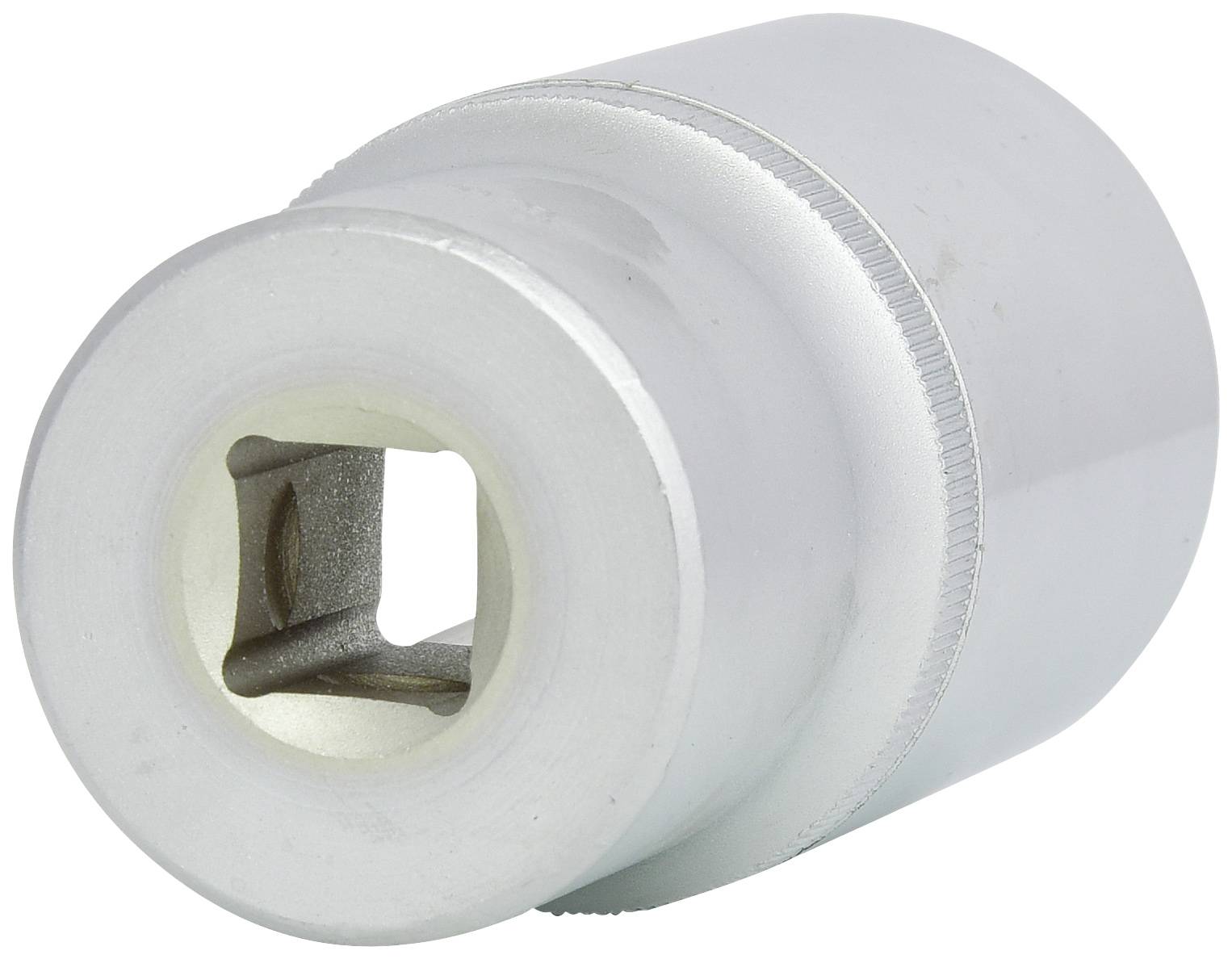 Ein glänzender Steckschlüsselaufsatz mit quadratischer Öffnung, verwendet zum Anziehen oder Lösen von Muttern und Schrauben.