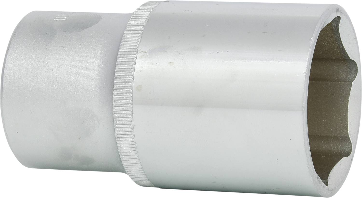 Eine silberne Sechskant-Stecknuss, typisch zur Verwendung mit Steckschlüsseln, auf einer weißen Oberfläche liegend.