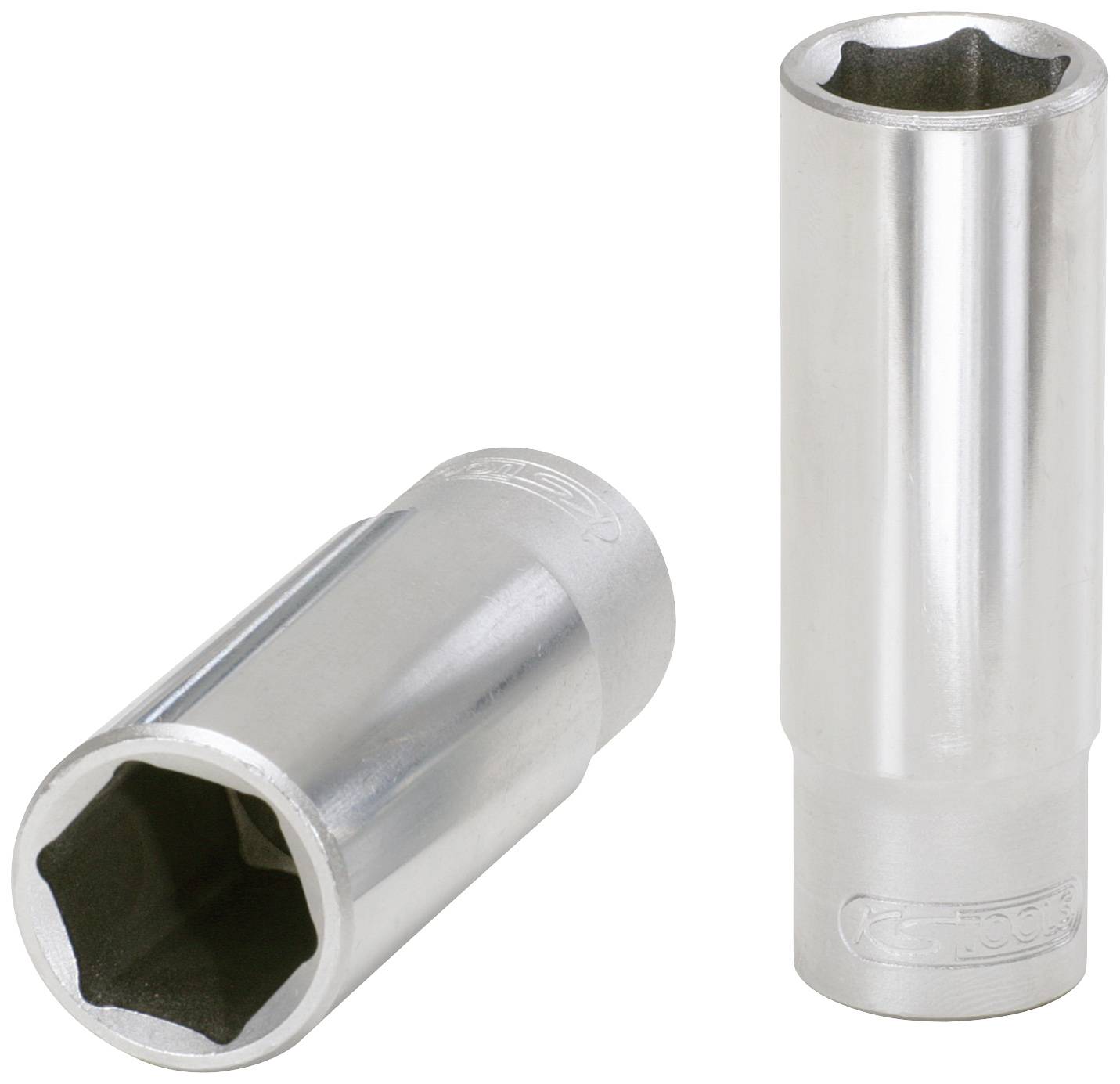 Zwei silberne Stecknüsse in zylindrischer Form; eine stehend, eine liegend. Werkzeuge für Kfz-Reparaturen, hexagonaler Innenform.