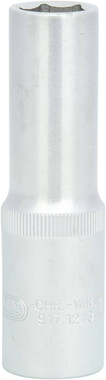 Eine silberne Stecknuss (Steckschlüsseleinsatz), zylindrisch, aus Chrom-Vanadium-Stahl, verwendet für Schraubverbindungen.