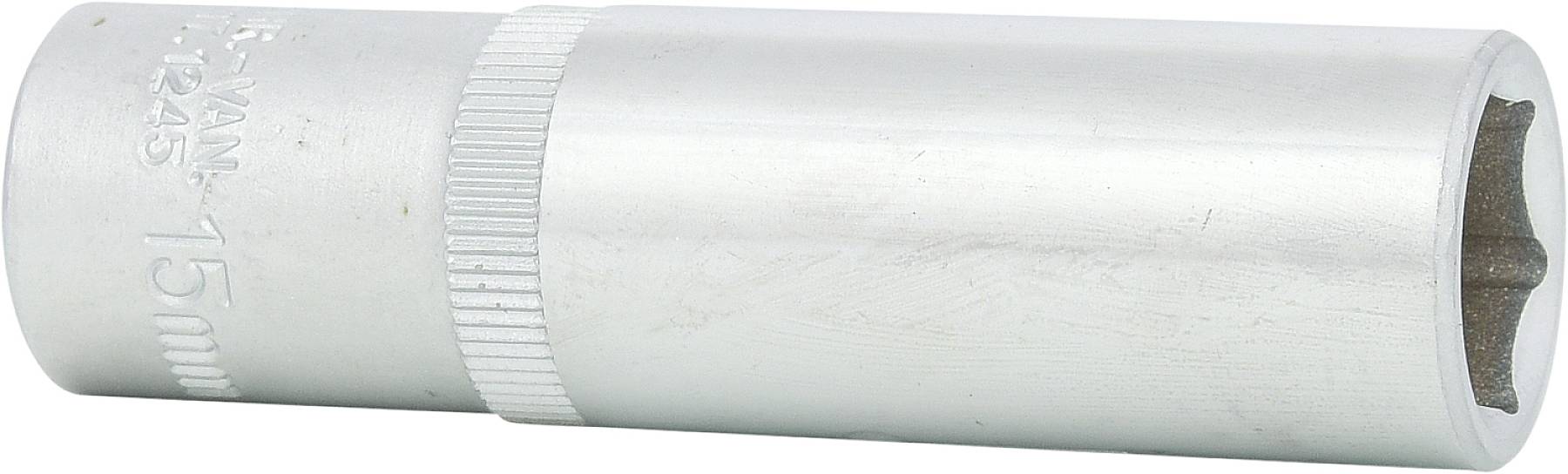 Abgebildet ist eine silberne Stecknuss mit einer Größe von 15 mm, die für Schraubarbeiten eingesetzt wird.