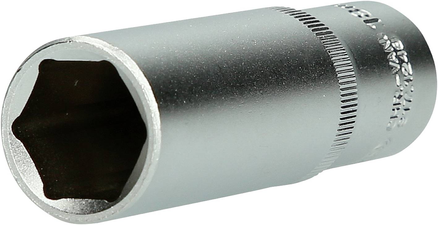 Eine silberne Sechskant-Stecknuss mit geriffelter Oberfläche zur besseren Griffigkeit, rechts ein Teil der Gravur sichtbar.