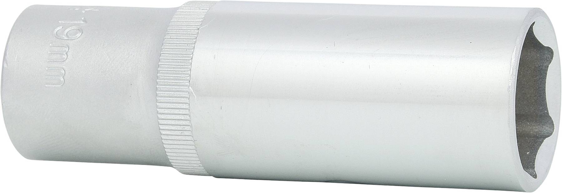 Eine silberne Stecknuss mit 19mm-Gravur, zylindrische Form und Riffelung für besseren Halt, auf einem weißen Hintergrund.