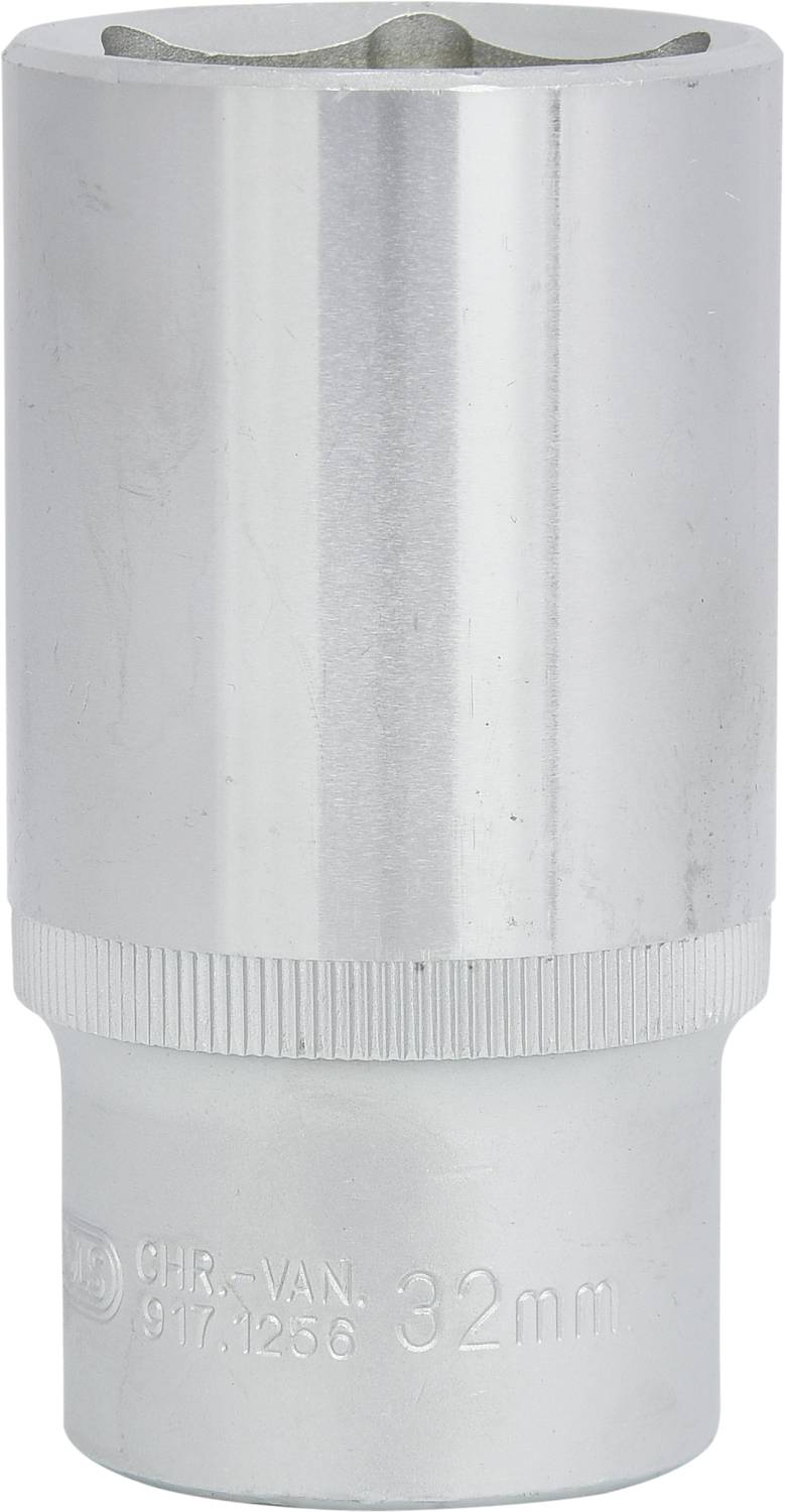 'Chrom Vanadium 32 mm Steckschlüssel.' Silberner Steckschlüssel, von oben nach unten verlaufend, mit Gravur für Werkzeuggröße und Material.