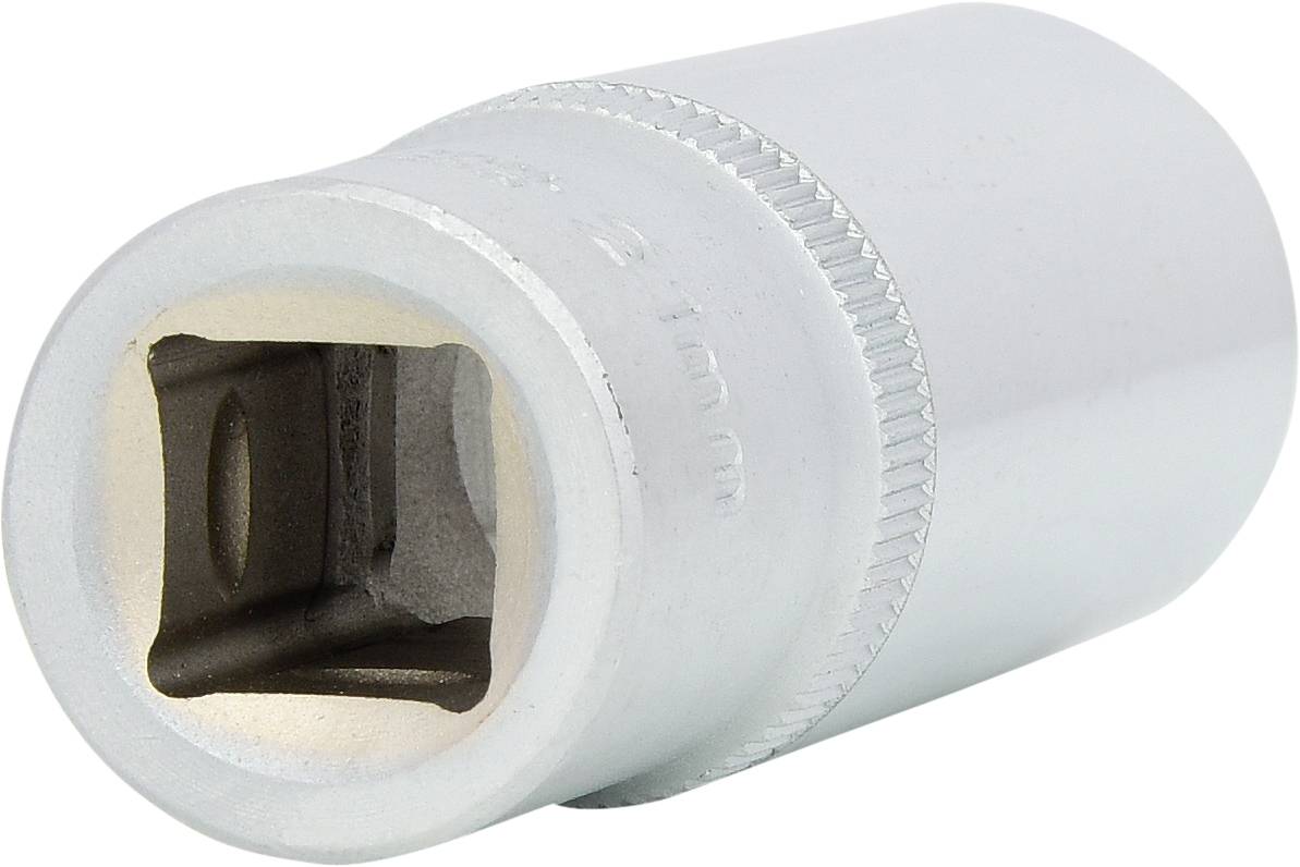 Eine silberne Stecknuss, zylindrisch, mit quadratischer Öffnung. Häufig in der Mechanik zum Drehen von Schraubenmuttern verwendet.