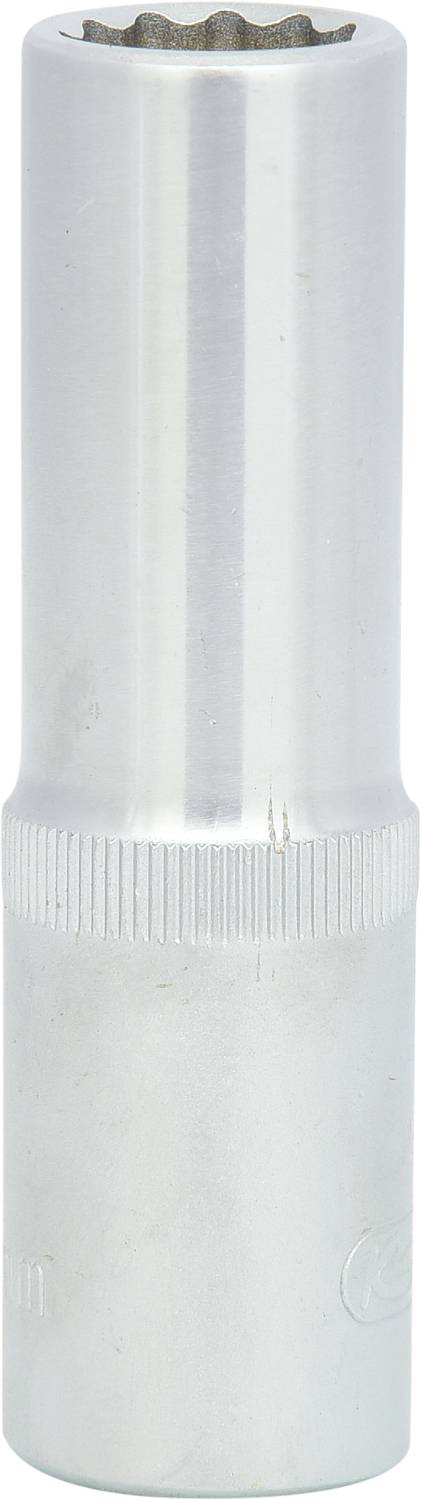 Ein verchromter Steckschlüsseleinsatz für Schraubarbeiten, mit gezacktem Ende zum Greifen von Muttern oder Schraubenköpfen.