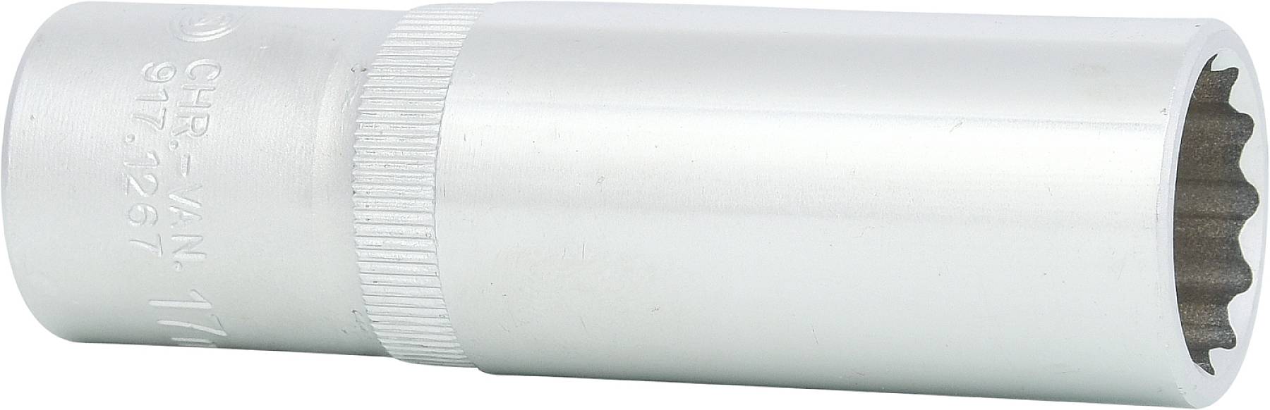 Metallische Stecknuss mit geriffeltem Griff, seitlicher Gravur und zwölfkantiger Öffnung, dient zum Anziehen oder Lösen von Schrauben.