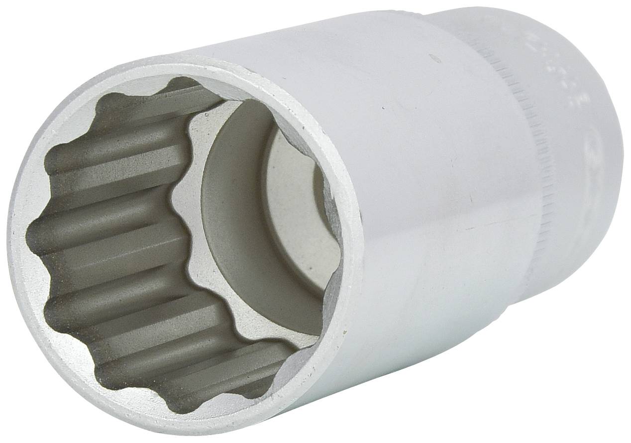 Ein silberfarbener Steckschlüsselaufsatz mit gezahntem Innenbereich, verwendet zum Lösen und Befestigen von Schrauben oder Muttern.