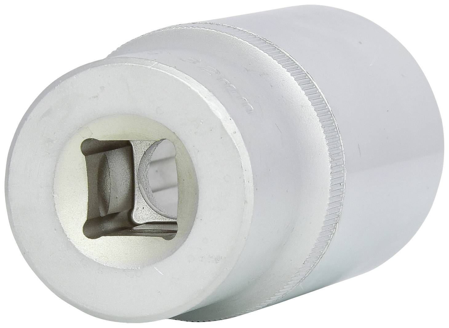 Eine silberne Stecknuss für einen Schraubenschlüssel, zylindrische Form mit quadratischem Antrieb. Verwendet in der Mechanik.