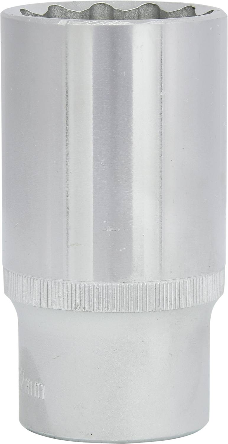 Eine silberne Steckschlüssel-Nuss, verwendet für Kfz-Reparaturen oder mechanische Arbeiten.