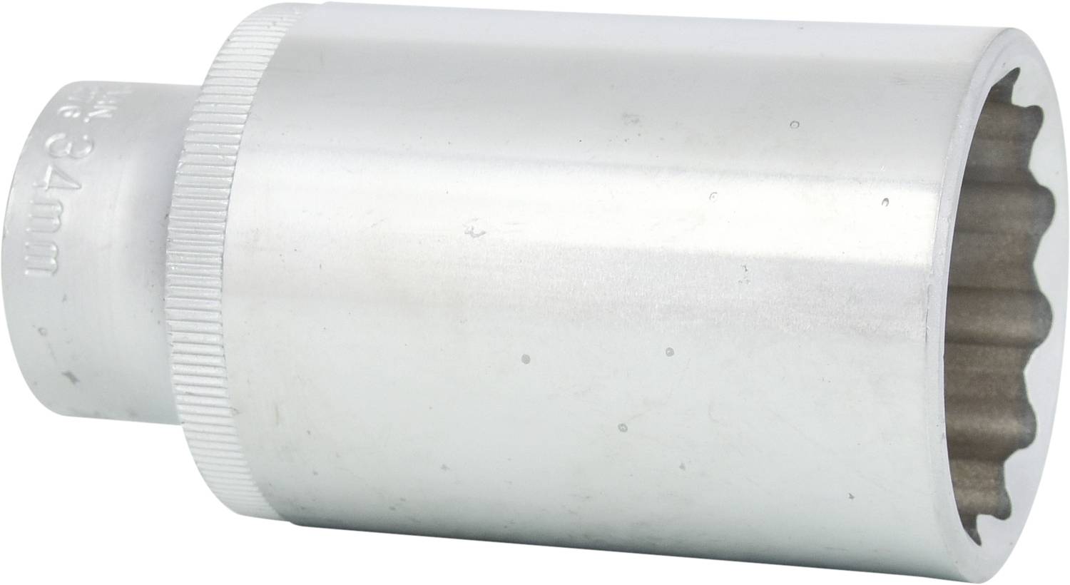 Ein silberner Steckschlüsseleinsatz, auch Nuss genannt, mit geriffeltem Ende. Wird verwendet, um Muttern oder Schrauben zu drehen.