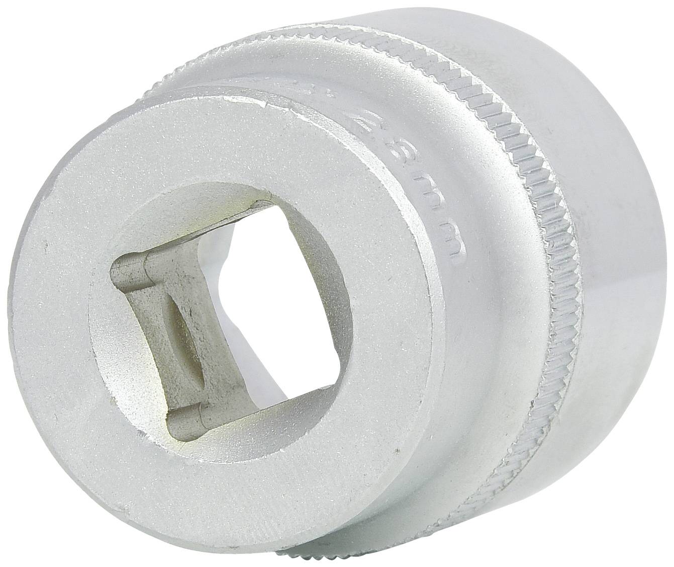 Eine silberne Stecknuss mit quadratischer Öffnung und gerändeltem Rand, dient zum Anziehen oder Lösen von Muttern und Schrauben.