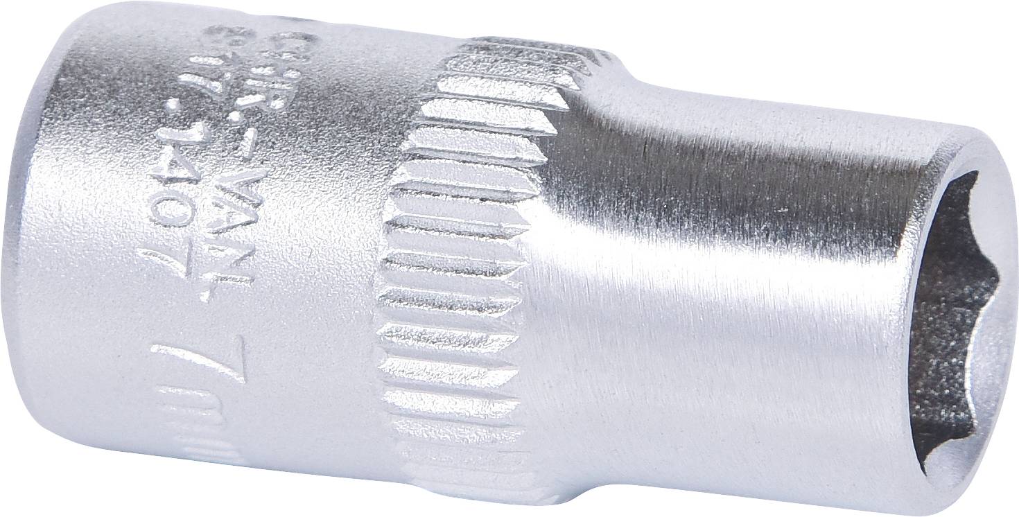 Ein silberfarbener Steckschlüsselaufsatz mit 7 mm Größe, verwendet in der Mechanik für das Anziehen und Lösen von Muttern und Schrauben.