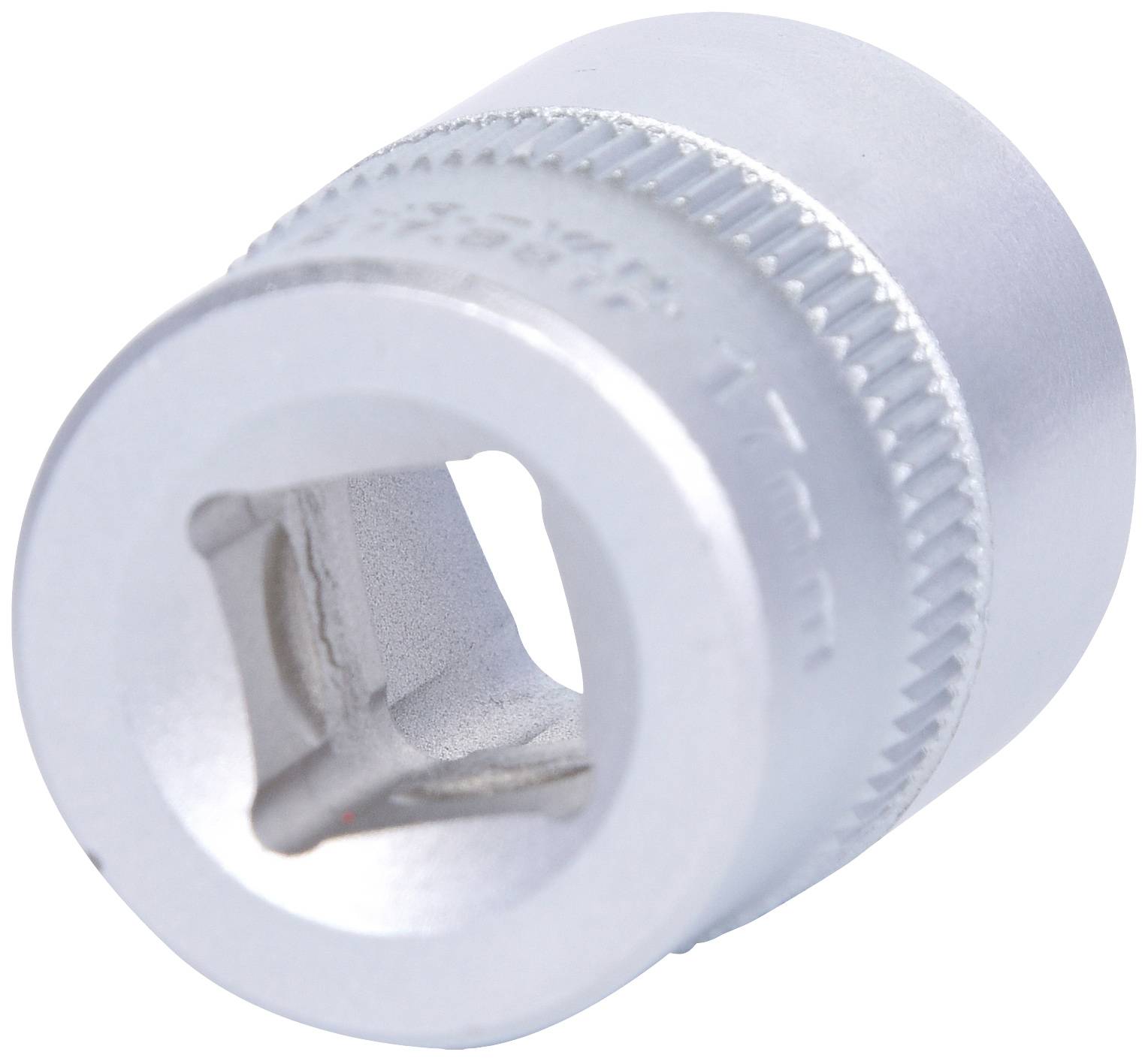 Eine silberne Steckschlüssel-Nuss, zylindrisch mit geriffeltem Rand, geeignet für quadratische Antriebe.