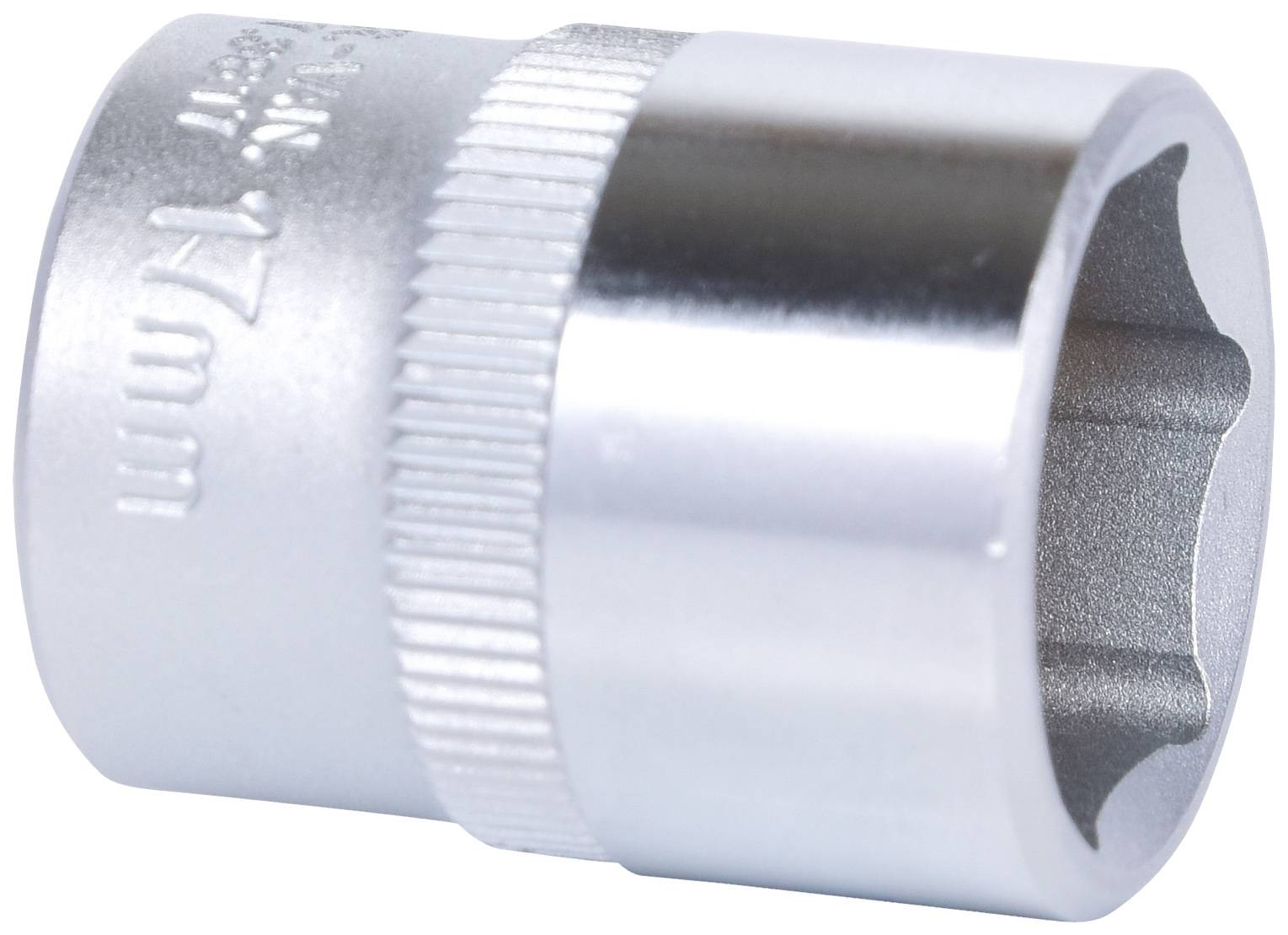 Eine silberne Stecknuss aus Metall mit einem sechskantigen Innenprofil, das zur Befestigung auf Schrauben oder Muttern dient.