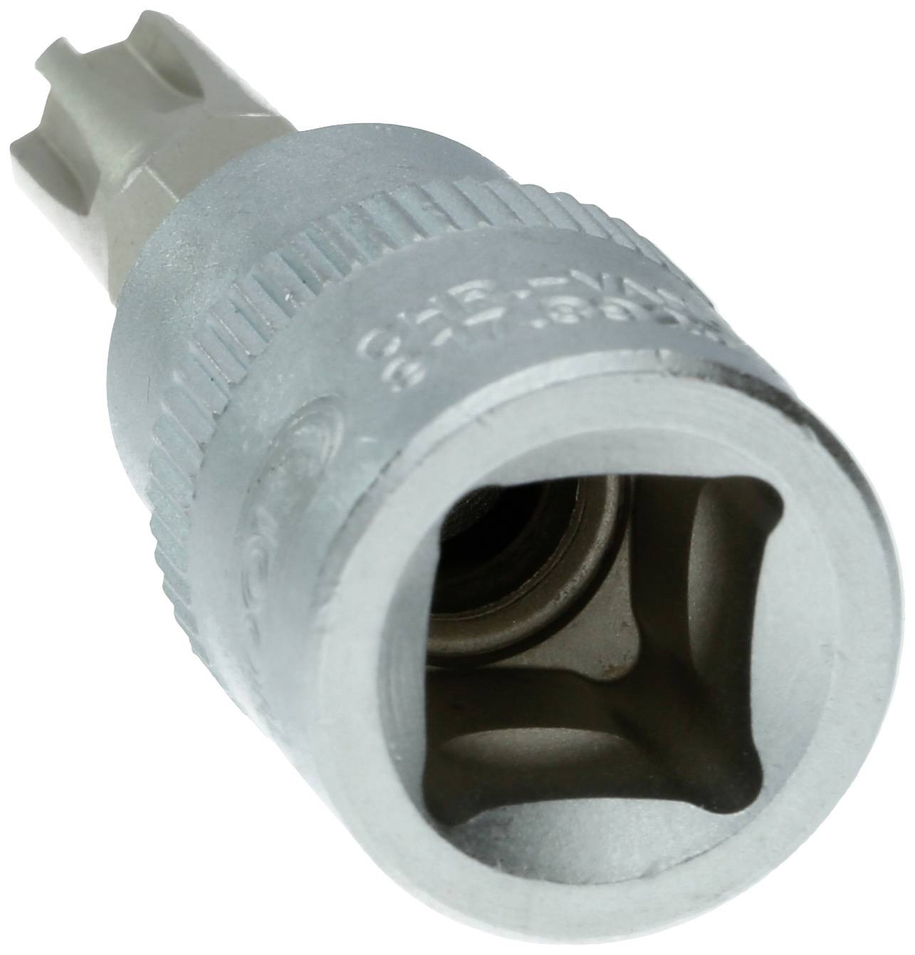 Ein grauer Steckschlüsselaufsatz mit quadratischer Öffnung, geeignet für das Lösen oder Befestigen von Schrauben oder Muttern.